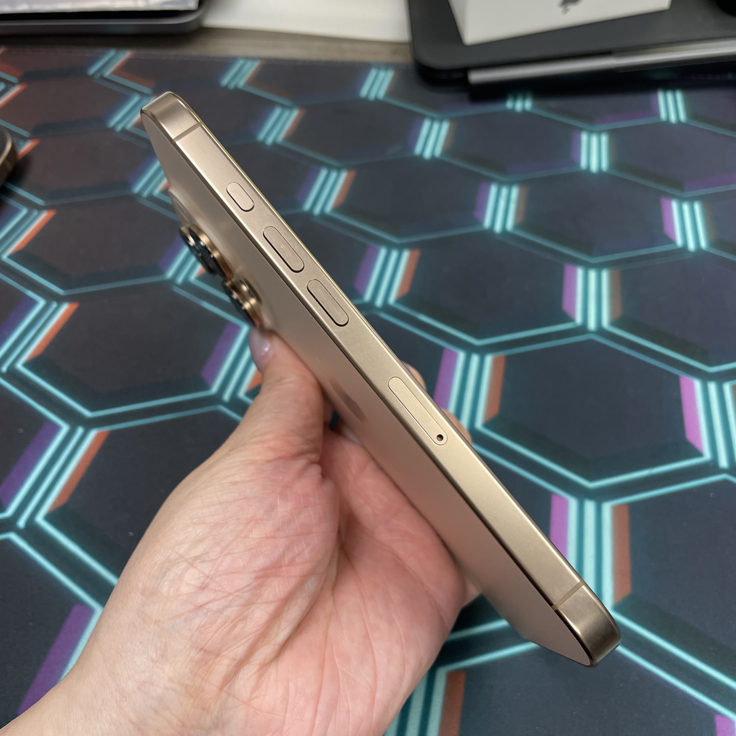 *6985 16 Pro 勁靚機 512GB 電88 沙色 gold