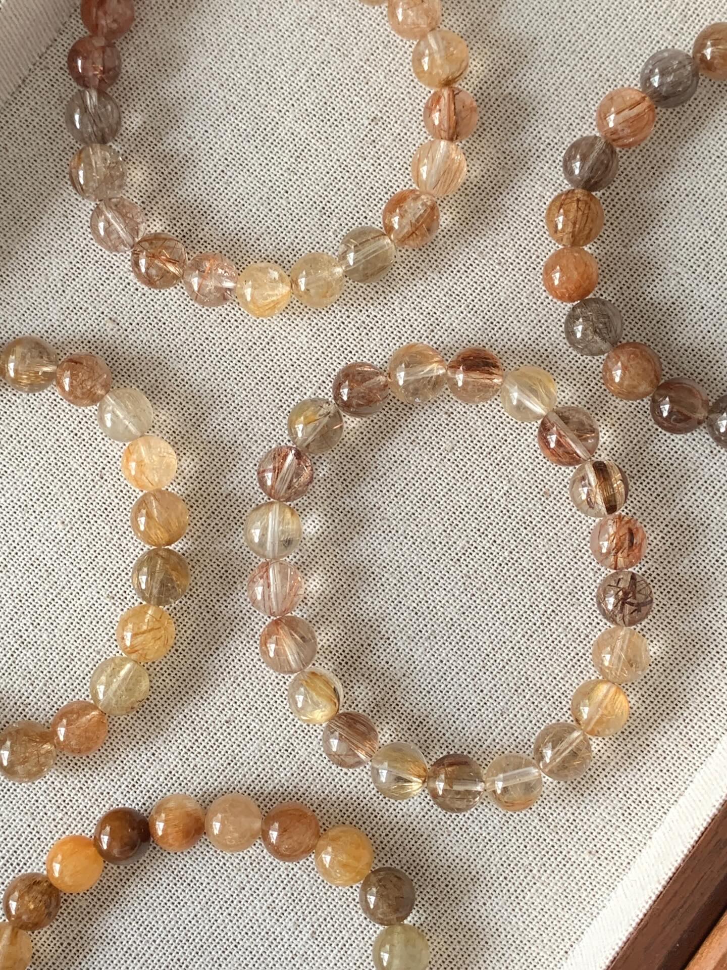 彩发晶 ｜ Mix rutile9m+ RM168彩发晶的功效主要体现在增强个人气势、吸引财富、安抚情绪、提升自信和胆识等方面。它被认为具有强大的能量，能带来积极的行动力和果断力，同时也对身心健康有益，如促进血液循环和内分泌，以及安抚浮躁情绪Mix rutilated quartz benefits include enhancing spiritual clarity and intuition, boosting mental focus, strengthening self-empowerment, and protecting against negative energies. The rutilated inclusions act as energetic antennas, aiding in the manifestation of goals and cleansing the chakras. This stone is also thought to improve the aura and complexion, support physical vitality, and attract wealth and opportunities, making it a popular crystal for both personal growth and well-being. #彩发晶 #发晶手串 #冰透彩发 #天然水晶 #马来西亚水晶网店 #mixrutile #rutilequartz #crystal #gemstone