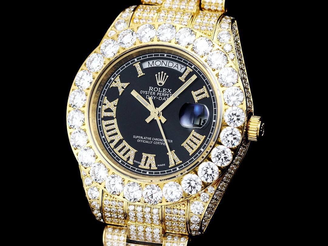 💍劳力士ROLEX 奢华极致满天星版本腕表904精钢打造，密镶顶级施华洛世奇美钻，奢华品质的诠释，璀璨夺目，魅力绽放。表壳表链全镶满美钻，金光闪闪，机芯可选择2824机和国产，腕表尺寸42mm！💍