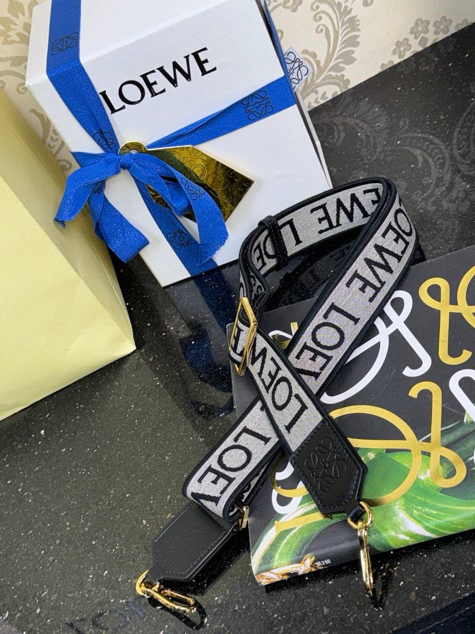 【黑/金尊享版】 —全新升级肩带出货啦❤️ 👉🏻独家进口机器，全新升级刺绣，无限接近砖贵𝙕𝙋👍 👉🏻满配Anagram图案，一条肩带，用途多多😀 长度：𝟗𝟗-𝟒𝐜𝐦 编码：182323 颜色：黑/金