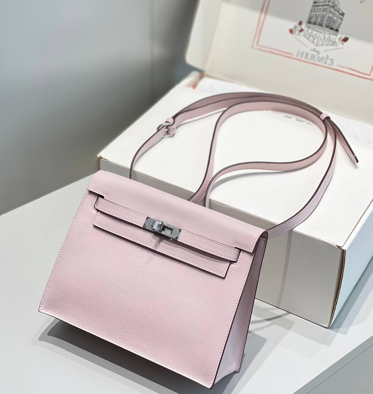 『梦幻粉·银』 ‘’Kᴇʟʟʏ ᴅᴀɴsᴇ • Evercolor 🎀 时尚圈就是一个圆！ 最厉害的就是六种背法： 斜背、侧背、肩背、腰包、背包、手包 集美们一定要安排起来‼️ 22Cm