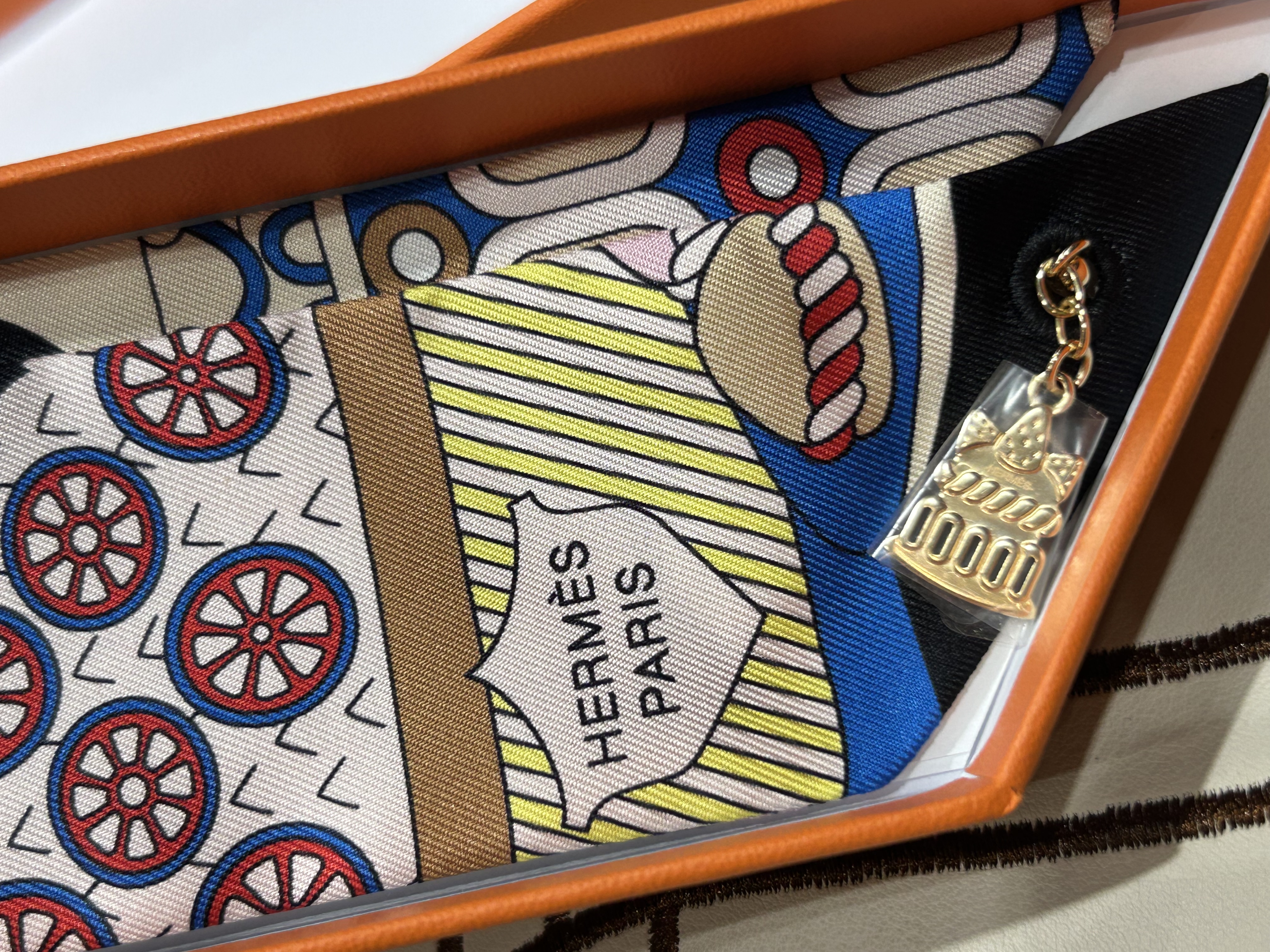 全新 HERMES Silk twilly La Patisserie Francaise Charm Scarf 黑色100%絲質法式甜點帶吊飾 Twilly 100%Authentic, 全新 Brand New ☑️Box