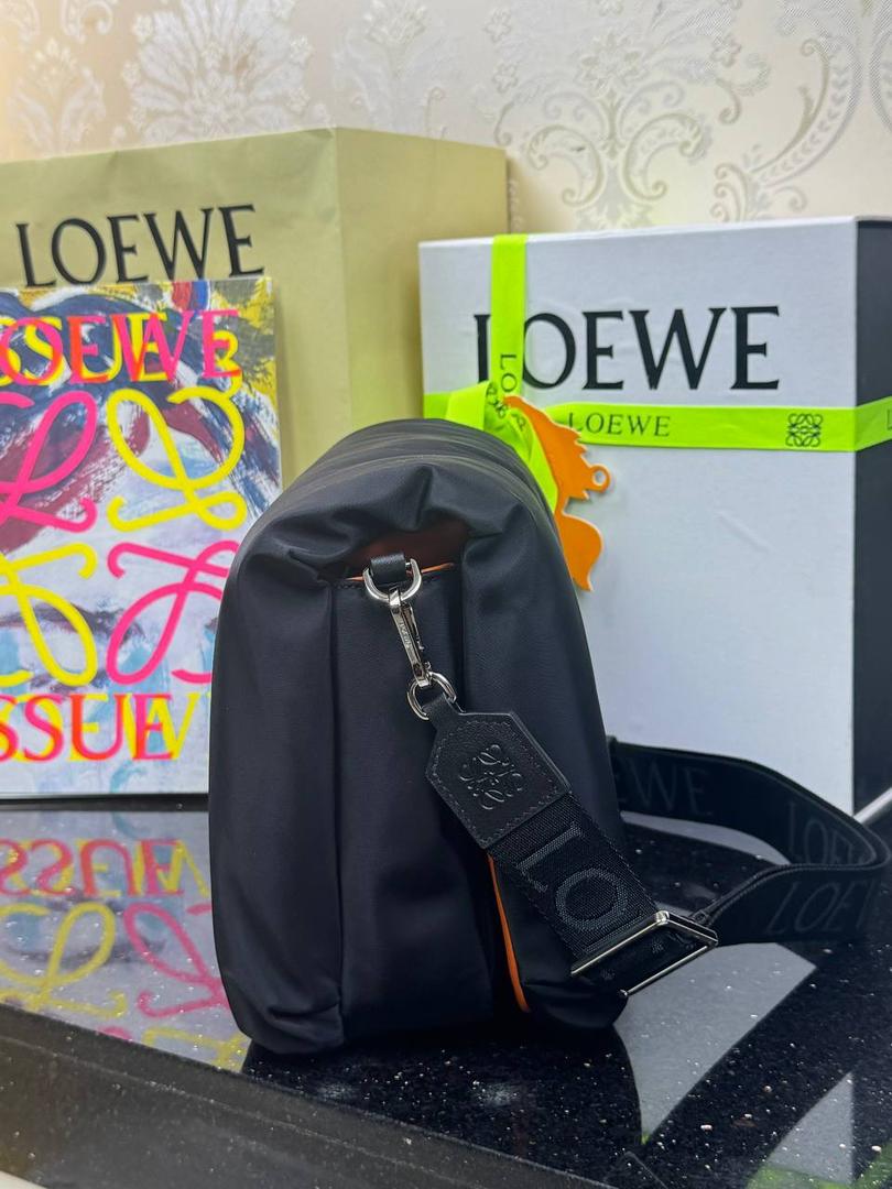 🎈尼龙𝗣𝘂𝗳𝗳𝗲𝗿 𝗚𝗼𝘆𝗮 ➖【邮差包黑色】 尺寸：𝟑𝟎-𝟏𝟎-𝟐𝟎.𝟓𝐜𝐦 编码：012124 该款邮差包外部由丝滑尼龙材质制成，内里搭配进口纳帕小羊皮，正面饰品牌标志性Logo，容量大😍 搭配一条可拆卸可调节的刺绣宽肩带，可肩带或者斜挎，磁扣开合，内部拉链口袋😎