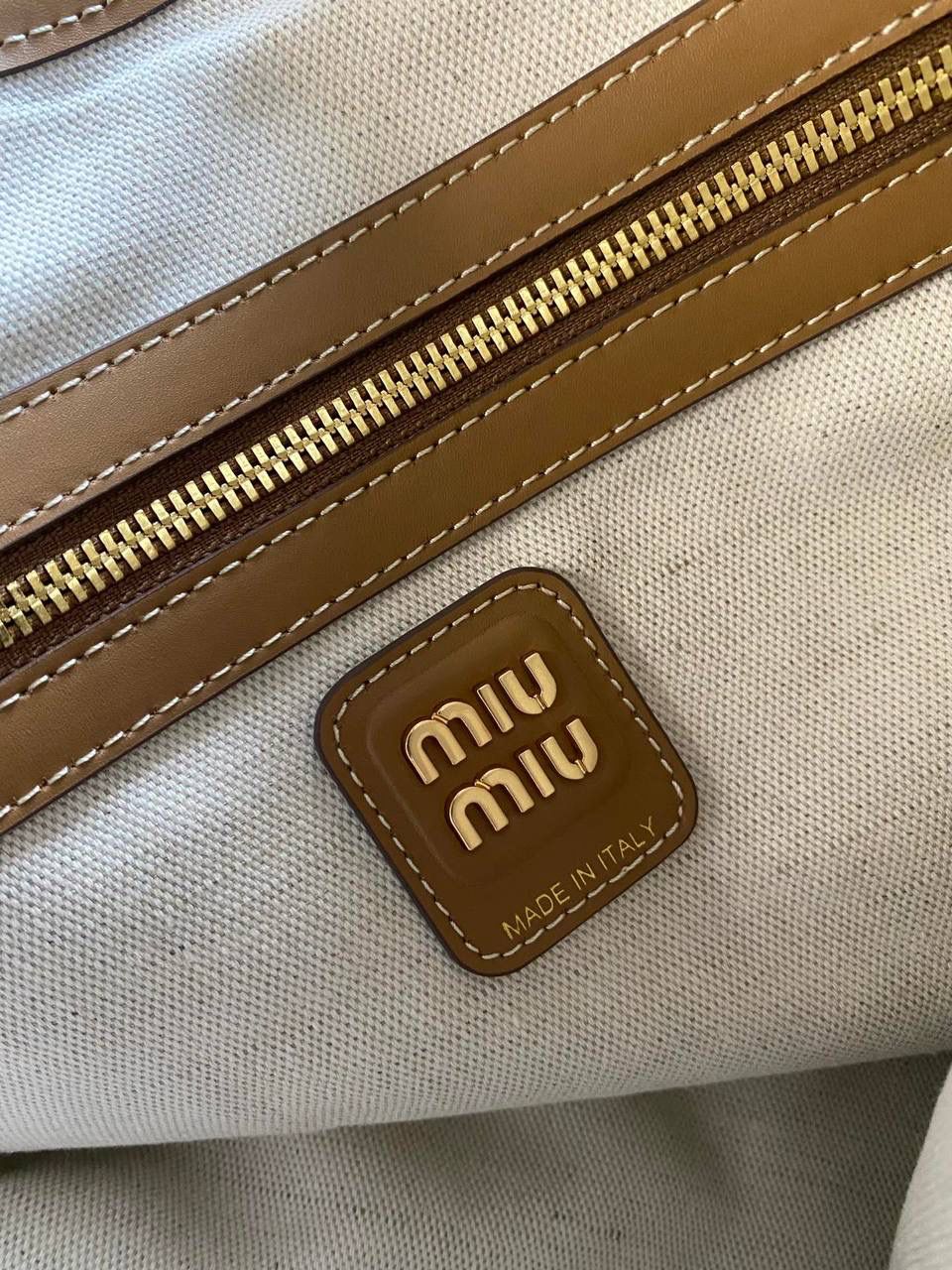 🈶肉桂色 𝗠𝗶𝘂𝗠𝗶𝘂 托特，大爆款 火爆全网miu系灯芯绒来啦！ 软绵绵质感，秋冬季的断货王！！ 它的质地厚实结实却又柔软舒适 是时尚界中不可或缺的百搭单品了 超大容量更不用多说，挺阔感满分 整体非常慵懒惬意，真的做到好看 好背 好用 35×40cm #F0110m