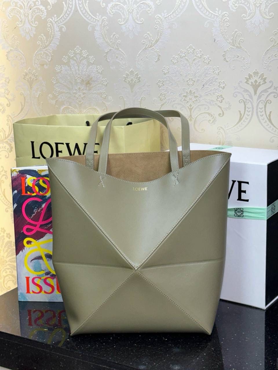 *中号𝐏𝐮𝐳𝐳𝐥𝐞 𝐅𝐨𝐥𝐝折叠手袋👜*（桉树绿） ——全新【𝗡𝗘𝗪】升级‼️ 延续经典𝙋𝙪𝙯𝙯𝙡𝙚的标志性几何裁剪设计，新晋顶流🅰️𝙋𝙪𝙯𝙯𝙡𝙚 𝙁𝙤𝙡𝙚 𝙏𝙤𝙩𝙚以折纸包为灵感，升级成🉑完全折叠‼️的结构，立体与平面任意切换，出差旅行🧳必备单品。小牛皮材质轻且柔软，𝐌𝐢𝐧𝐢尺寸搭配一条可拆卸式肩带，手提，肩背，斜挎多样化背法✨ 尺寸：𝟐𝟓.𝟓-𝟏𝟒.𝟓-𝟑𝟏.𝟓𝐜𝐦 款号：052316