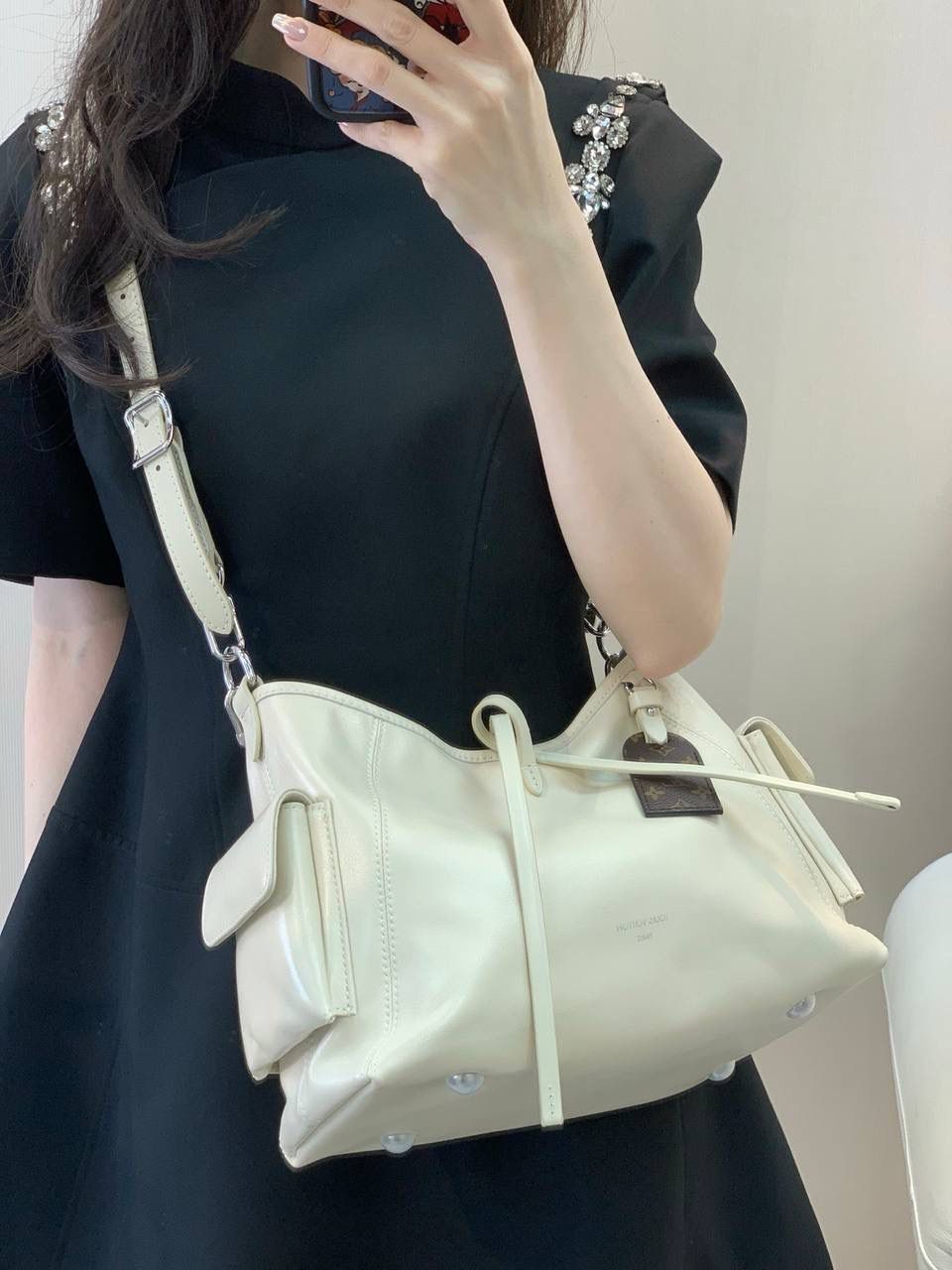 LV奶白色 Carryall👜✨ 噢莫噢莫！！ 奶白色的也太乖太奶了 一整个大心动了！！！ 全皮质感高级感满满💯 而且肩带是老花的 真的太爱了！🥹❤️
