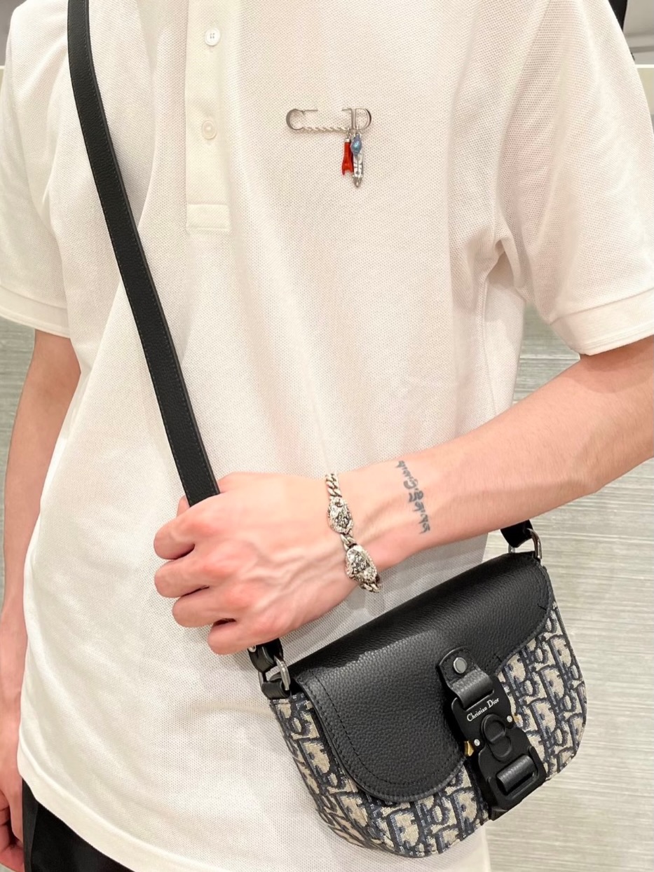 Dior🛍️PRE OWNED👜 Saddle 米白色緹花郵差包 2025年單 全套有單🖤  20*5.5*13.5cm  配件 - 塵袋、盒、2025年專門店單🫶🏻 💰價錢 - $11980  #收袋王  喜歡的話快點pm/whatsapp 我們💓 銷售熱線51111 321（whatsapp)  我們服務包括有：手袋飾物回收、手袋置換(一換一、一換多也可以） 、專業手袋鑑證、專業手袋護理  購買方法 🏢親臨門市 荃灣南豐中心11樓44室（荃灣地鐵站a出口1分鐘到）敬請預約 ❤️只賣正品正貨，任驗💓🫰🏻 ❤️‍🔥本店為香港註冊公司絕對真貨，信心保證👍🏻 🫰🏻本店設有鑑證服務，有駐場鑑證師  ✨歡迎追蹤我哋各個平台緊貼最新優惠x貨品🔥😍 👇🏻👇🏻👇🏻👇🏻👇🏻👇🏻👇🏻👇🏻  ⭐️Instagram: aoaocave  🌈Facebook: aoaocave收袋王  🔥Carousell: acluxuryhk  👆🏻👆🏻👆🏻👆🏻👆🏻👆🏻👆🏻👆🏻  ___________________________  Disclaimer🫰🏻All trademarks and copyrights are reserved to the original brand holders. @AOAOCAVE sells only authentic goods and is not affiliated with any of the brands mentioned.  @AOAOCAVE 跟任何品牌無關，而且沒有持有任何品牌資版權，亦沒有與任何品牌合作。所有商標及版權歸屬於品牌坊所有，帖子只作分享用途。  #aoaocave #手袋回收 #名牌買賣