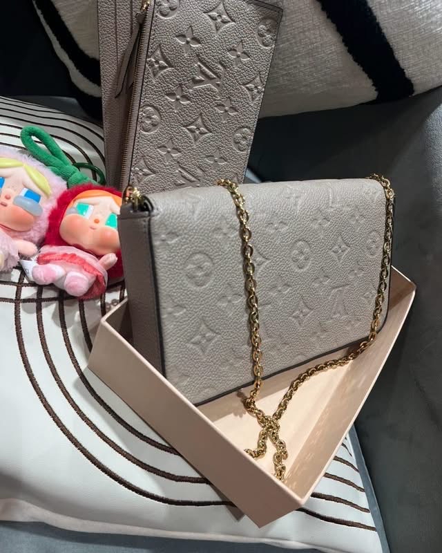 LV Felicie Pochette  三合一 M68697 米色牛皮壓紋斜背鏈條肩背包 100%Authentic,98%new ✅chain✅dust bag ✅box 