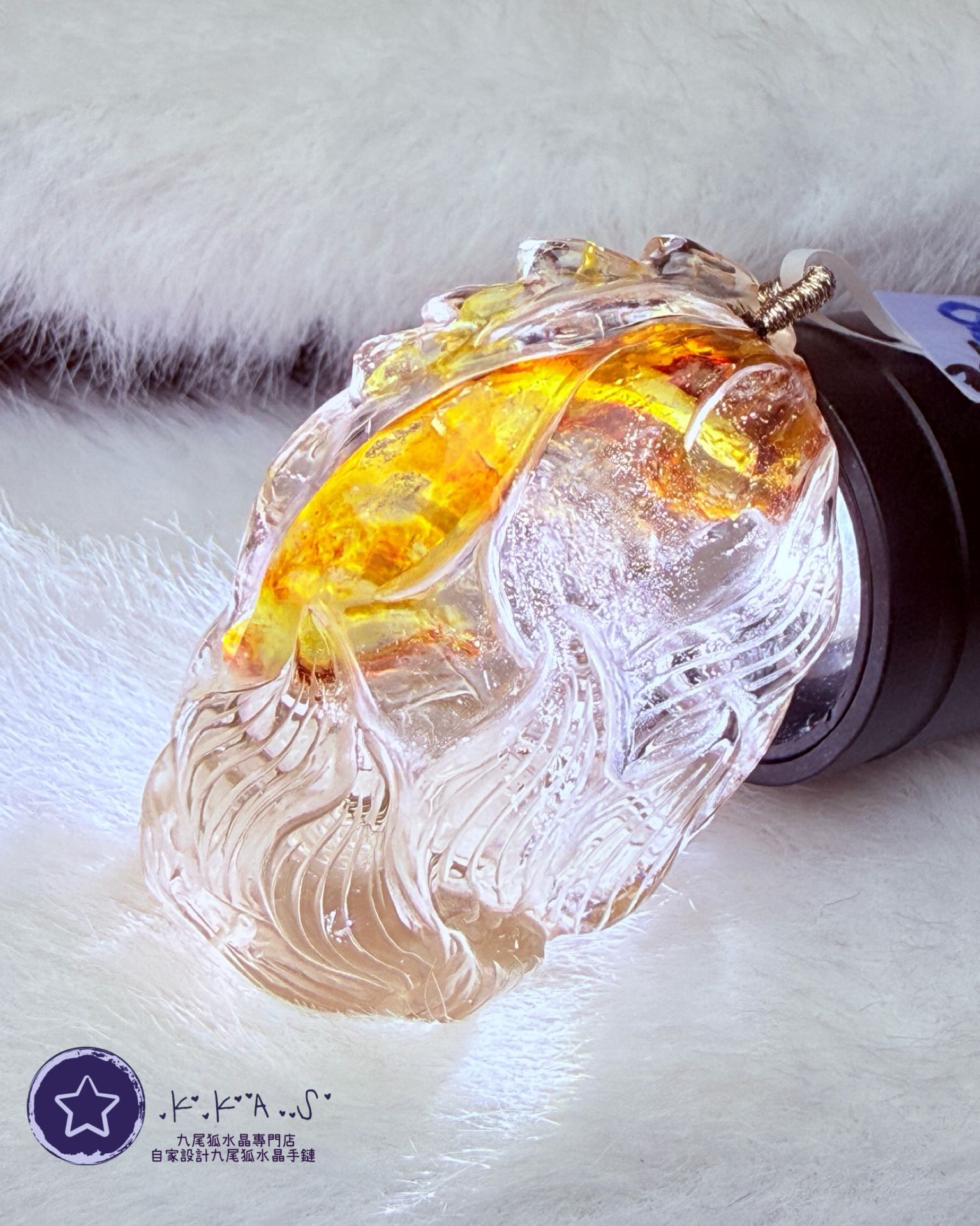 K00194 黃膠花 側面九尾狐 - 吊墜/手牌兩用款