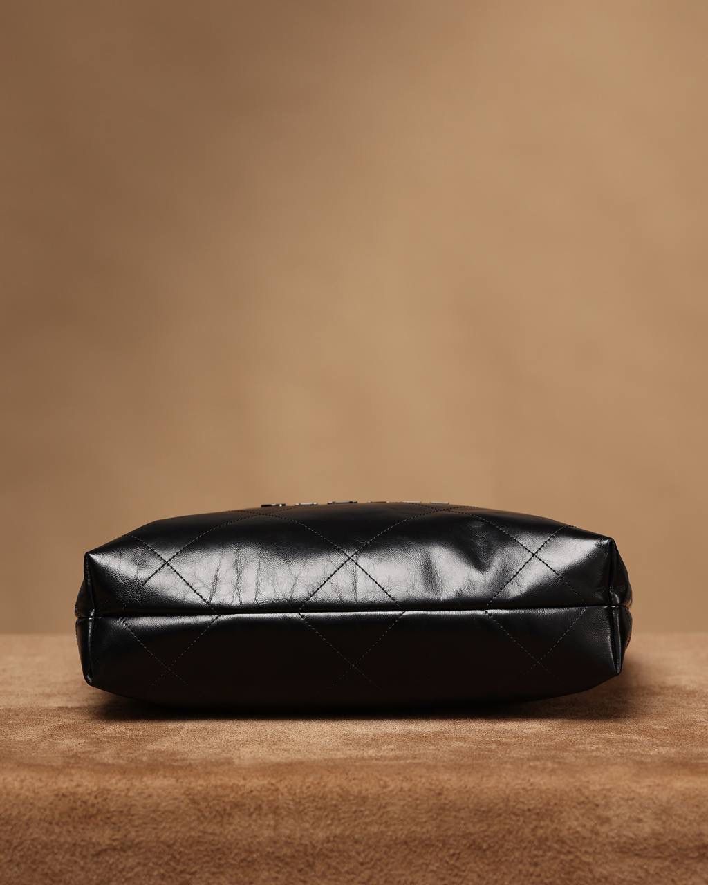 小香2022主打的爆款 22 bag已经火爆全网全球👜 我们简称“垃圾袋”，确实有点像垃圾袋 不过实用🧐 我们只做渠道货 我们只做原厂皮独家渠道货 唯一对版的渠道货 22bag 黑色黑字小号🖤 尺寸：35 X 37 X 7cm