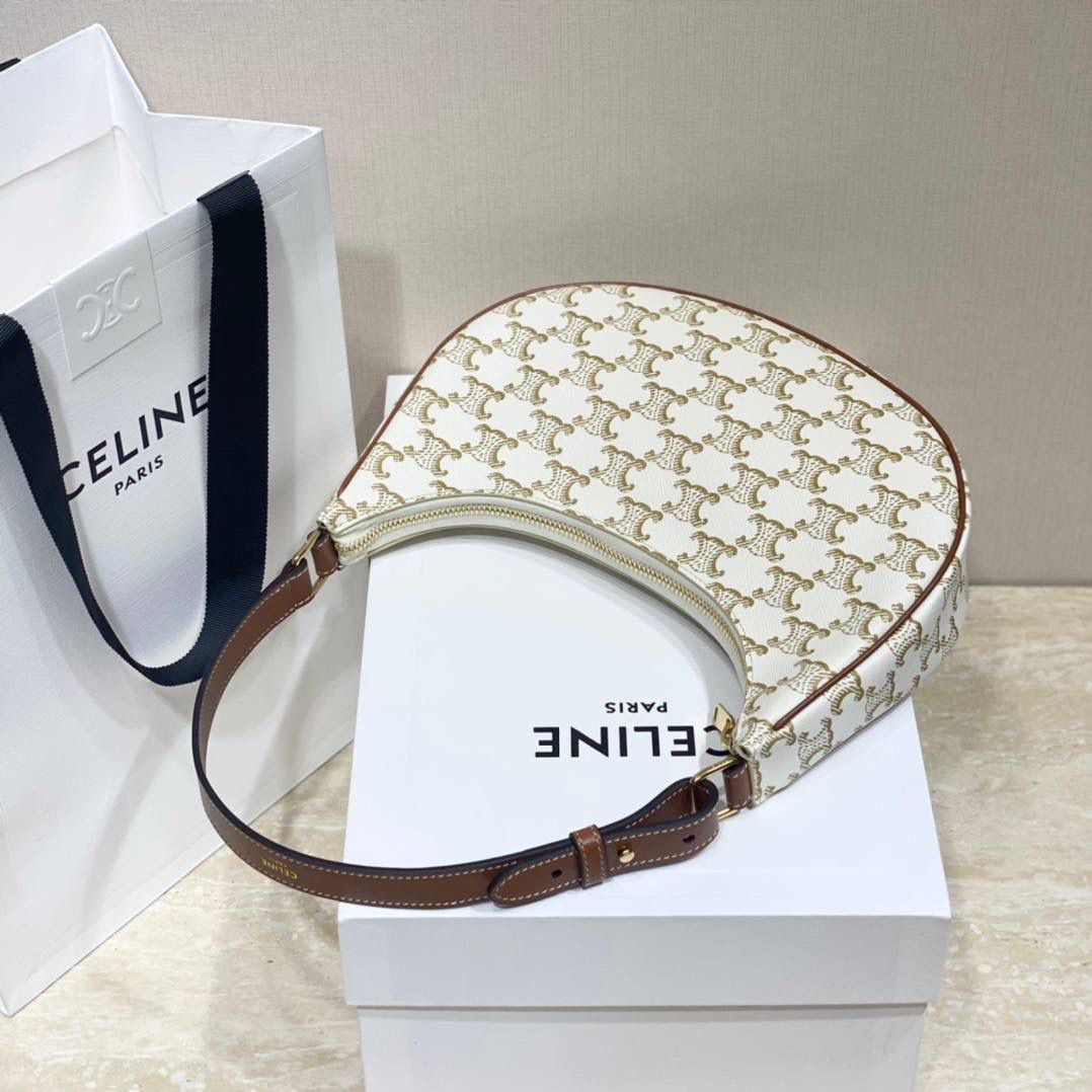 🔥大货实拍图 𝗖𝗘𝗟𝗜𝗡𝗘 ♥ 𝗧𝗥𝗜𝗢𝗠𝗣𝗛𝗘 𝗖𝗔𝗡𝗩𝗔𝗦 𝗔𝗩𝗔 灵感来自1990年代中古包Macadam，采用小巧优雅的月牙形轮廓，搭配耐看的棕色调凯旋门老花和小牛皮滚边，透出复古娇俏气质。型号：193952 尺寸：23*14*7cm