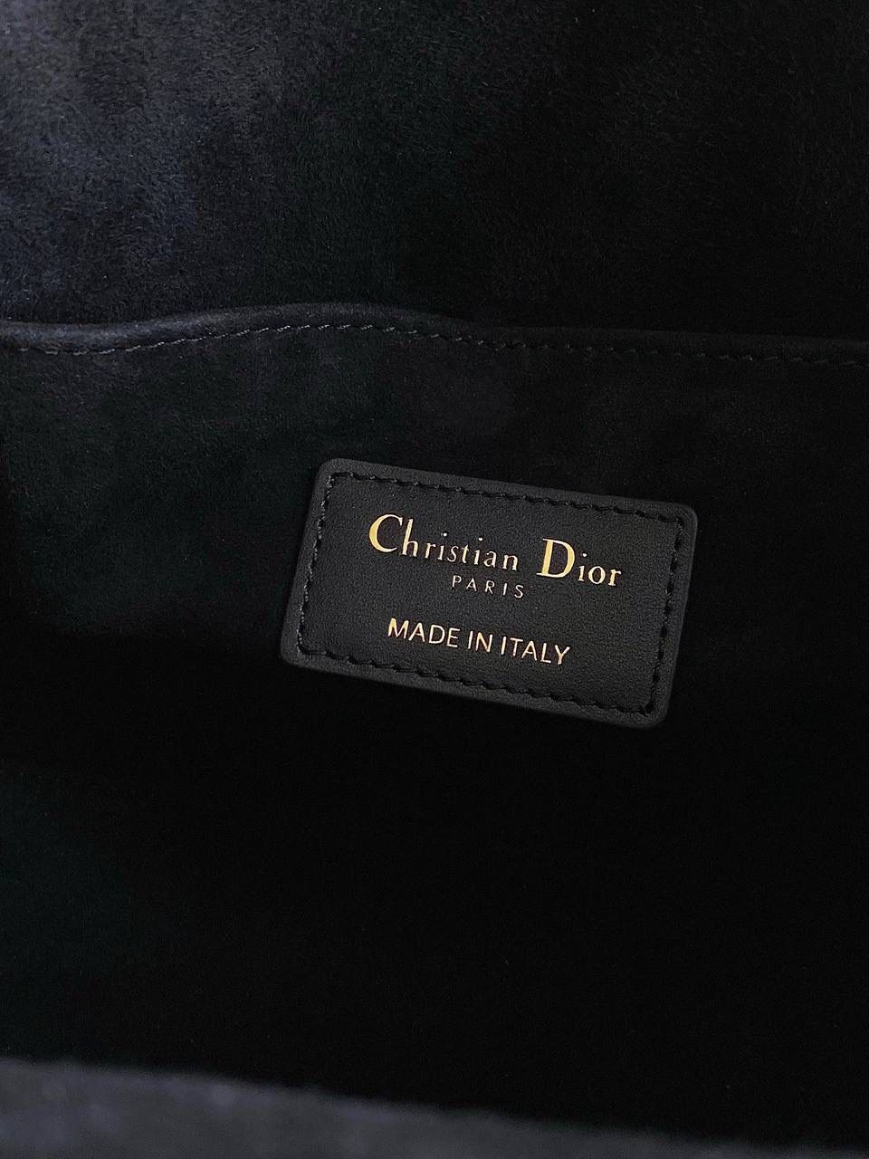 🈶全皮黑，小号 𝗗𝗜𝗢𝗥 23秋冬𝗕𝗼𝘀𝘁𝗼𝗻 手袋 复古波士顿回潮，高级怀旧格调 将摩登和优雅刻进骨子里了 不论包里塞满东西或空着、半满 廓形都依然硬挺，不拘泥干脆利落 双重翻盖CD开合，可手拎可斜挎 在当下追赶不完的时髦潮流 我更偏爱这只小可爱，秋冬绝搭 20×12.5×16.2cm，7503m