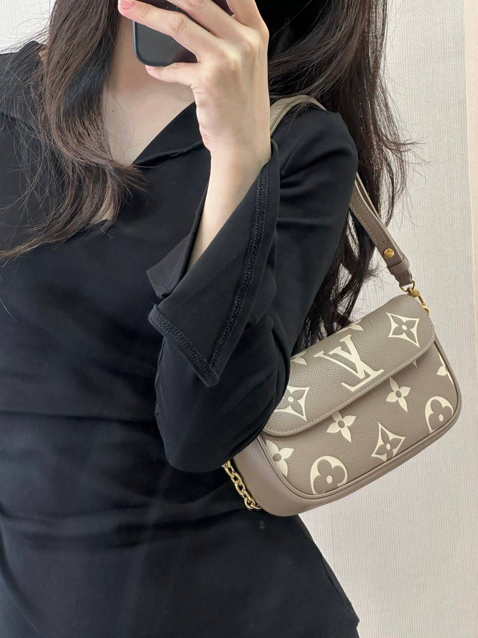 全皮IVY👜✨ 新晋人气王IVY手袋来了哈，全皮压纹款！ IVY拿到手真的一整个大惊艳！！！上身即干练！链条肩带+皮肩带的加持，轻松解锁N种背法，实用性强的可怕，可谓是新一代包包的“集大成”者！ 小小一只容量足、造型顶、颜值高，配个小裙子、小吊带、一整个穿搭分为拉满，怒吼安利人手一只哈💕💕 尺寸：22/10/5cm M82211 灰色丝印 M82154 黑色压花