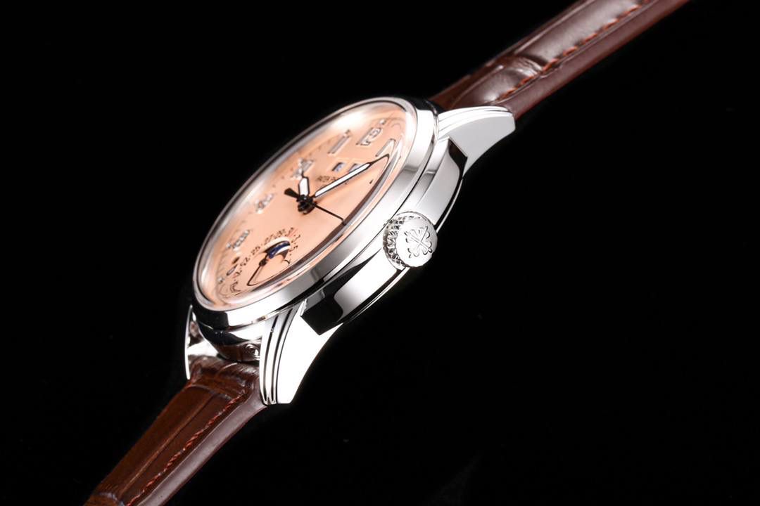 KR工厂耗时三年 打造顶级经典百达翡丽5320G-001超级复杂功能时计 40毫米一体冲压成型的双层式精钢表壳。 ①表盘边缘刻印有密分秒数刻度，配金质超强夜光阿拉伯数字 ② 时分针原版开模以巴顿式设计为基础，配以尖长的针尖，特色造型呼应1950年代Ref.1463计时码表的指针 ③表盘6点位置月相显示及日期 ④4点位置为闰年显示， 8点位置为日/夜24小时显示。注：非市场假功能版本。上面两位置功能为星期各月份 。 所有功能均有全真功能。⑤搭载KR独家324 S Q自动上链机芯 无论外观或是性能都是一丝不苟 完美的控制了表头厚度。 KR不惜重本，所有功能厚度全力还原如官网同步真功能！！！ 欢迎各大表友品鉴！！！