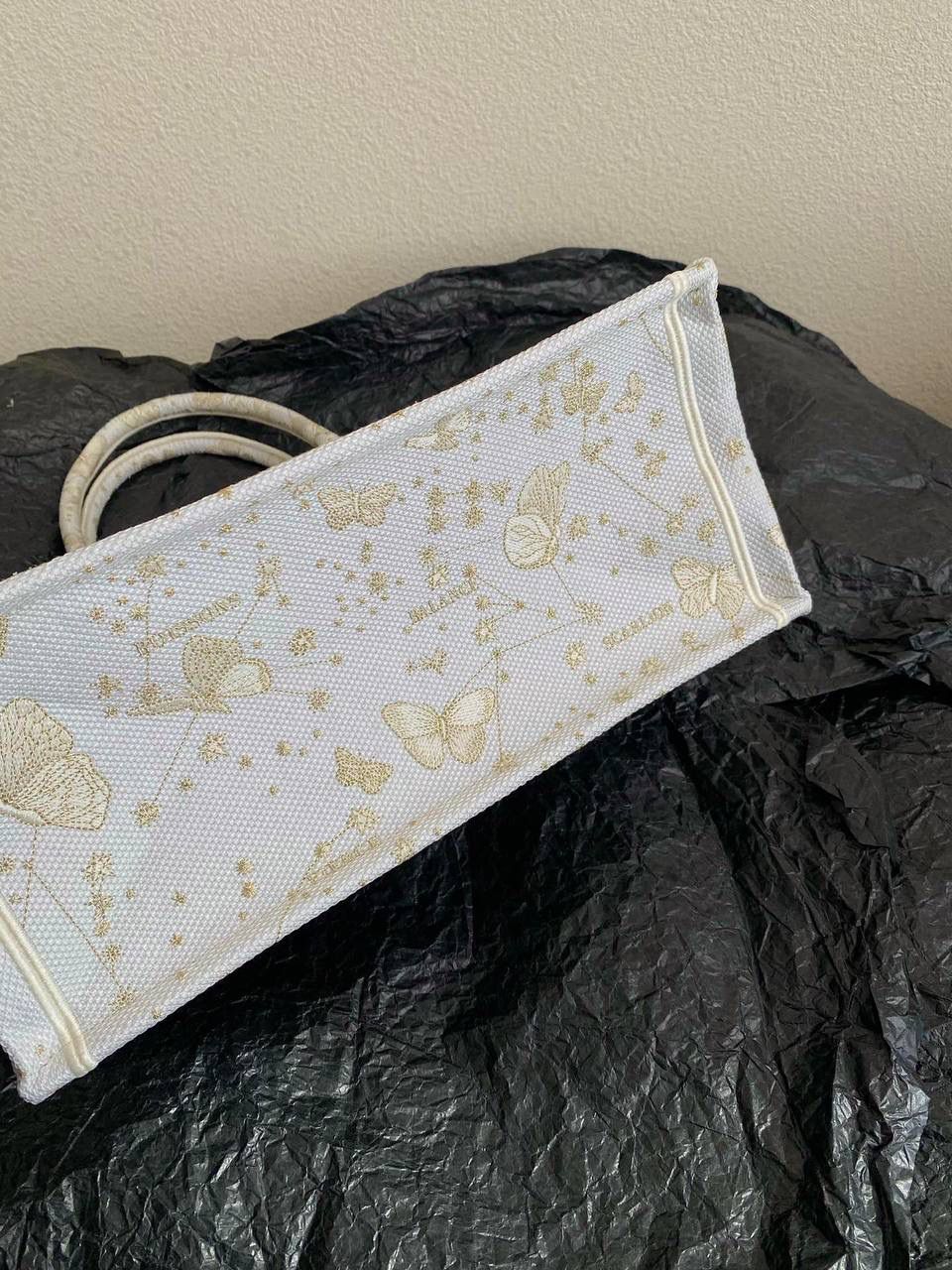 🈶金色蝴蝶中号 𝗖𝗗 𝗕𝗼𝗼𝗸 𝗧𝗼𝘁𝗲 24圣诞限定🎄 圣诞季这一波𝗗𝗜𝗢𝗥真的稳赢 浪漫的蝴蝶刺绣 象征着自由和转变 高级的配色 精致的造型与细节设计，无不透露出一种温柔而魔法般的美感💐🎀 呜呜真的太好看了，姐妹们必冲！ 36×27×16cm