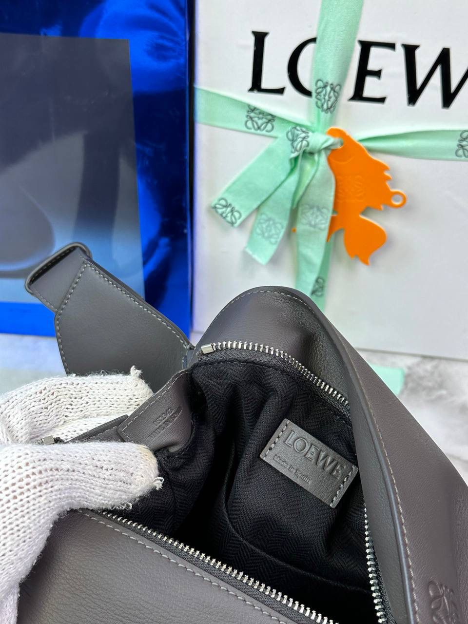 ⭐️最新升级版𝟮.𝟬-𝗣𝘂𝘇𝘇𝗹𝗲腰包⭐️ （深灰色 到货‼️） 尺寸：𝟮𝟰-𝟭𝟬.𝟱-𝟭𝟲𝗰𝗺 款号：052343 👉🏻长方体形状和精确的切割技巧创造出Puzzle 腰包以及独特的几何线条成为 “Loe罗家”的著名代表作~ 👉🏻金属搭扣开合，刻有标志logo徽标，可调节肩带，翻盖大容量插袋和一个外部拉链口袋，🐂柔软细腻napa小牛皮，正品Ykk五金，Anagram压纹，人字纹棉麻帆布内里 👉🏻（男女♀♂同款）大小非常合适。胸包、背包、单肩、斜挎 腰包五种背法任你解锁🔒 👉🏻 （独家背景➕独家品质➕独家包装➕独家控制对版细节📦➕精致全套礼盒套装❤️） 重点：让你花最少的钱💰体验最大的仪式感❤️