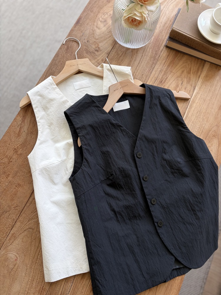 Minimal Buttoned Vest (Ivory)