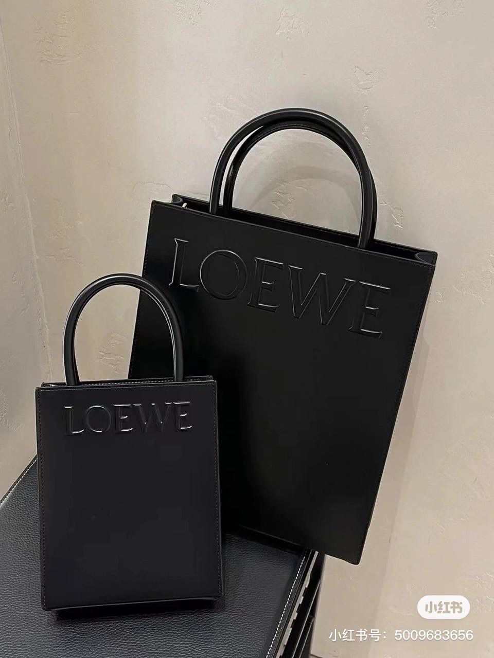 Standard A5 Tote手袋/黑色😍 小号尺寸:21-17-6cm 编码:652307 采用底部信封结构，可通过顶部提手或可拆卸肩带携带，油亮牛皮革制成，正面饰有徽章压纹，内衬人字纹棉纺布衬里。