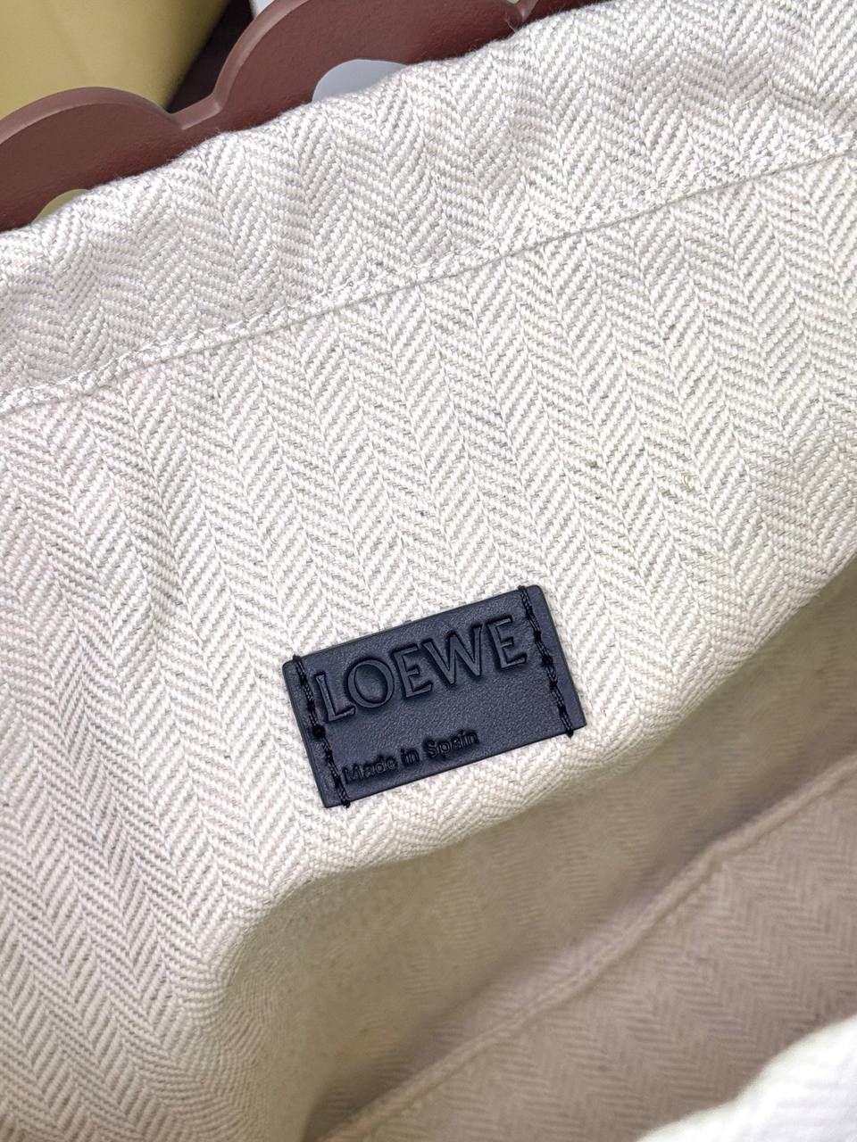 📍小号𝘼𝙣𝙖𝙜𝙧𝙖𝙢 𝙏𝙤𝙩𝙚镂空包 —【棕色到货😍】 编码：652210 尺寸：𝟑𝟐-𝟏𝟐-𝟐𝟓.𝟓𝐜𝐦 ❤️以品牌经典Anagram图案镂空牛皮革制成•搭配牛皮革提手肩带和人字形棉帆布束带内袋。 ❤️可肩背或手提。包包自重轻•容量大•优雅与洒脱•自由切换。