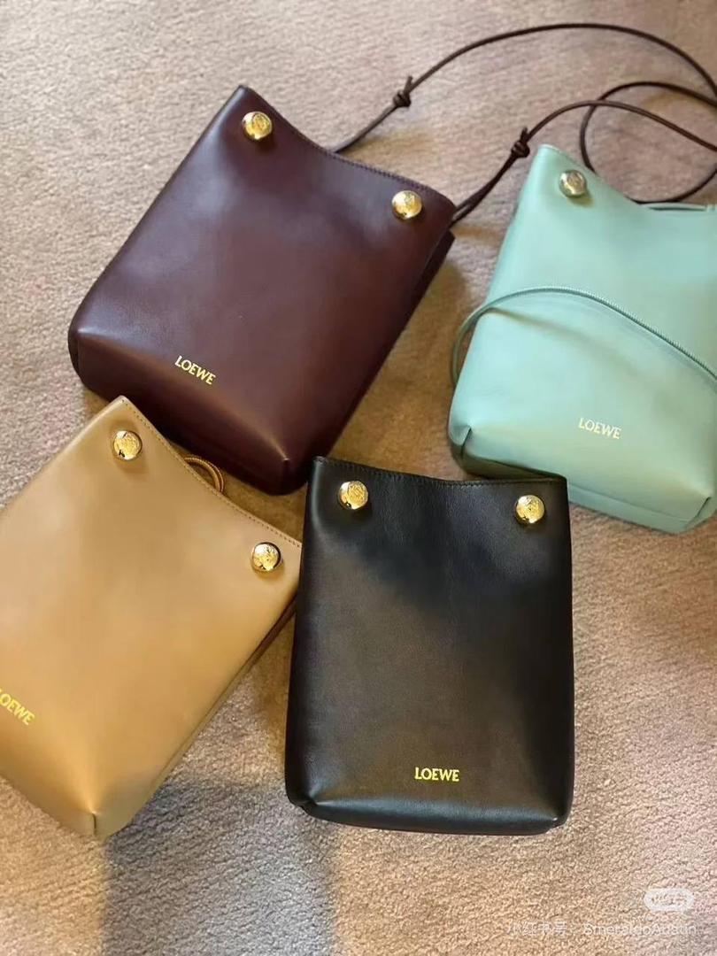 Loewe Cubi 小号皮革肩背包