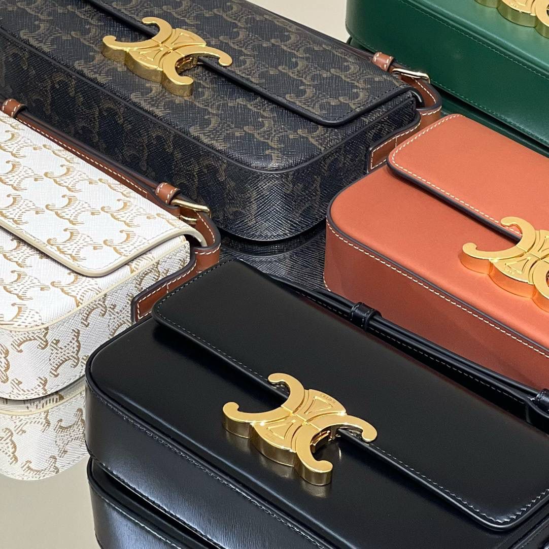 𝑪𝒆𝒍𝒊𝒏𝒆凯旋门腋下包以其轻便实用又时髦有型的特色，火爆席卷国内外各大版面，完全是时髦精们必不可少的百搭单品🔥