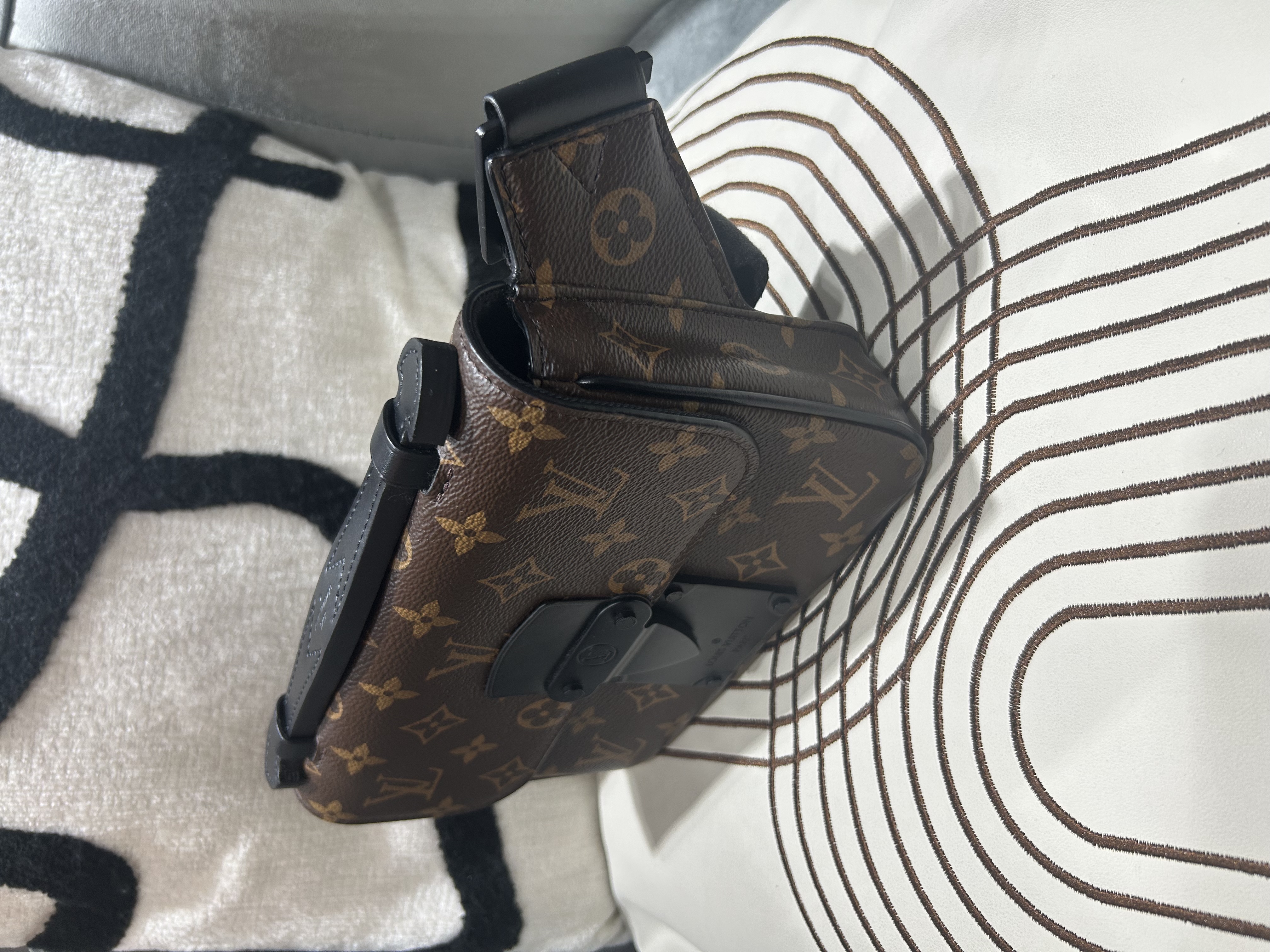 Lv S-LOCK M45807 斜孭袋 100%Authentic,98%new ✅專門店收據✅dust bag 