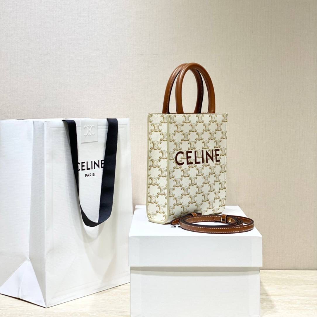 🔥大货实拍图 𝗖𝗘𝗟𝗜𝗡𝗘 ♥ 𝗧𝗥𝗜𝗢𝗠𝗣𝗛𝗘 𝗖𝗔𝗕𝗔𝗦 𝗧𝗢𝗧𝗘 今年新出的白老花真的击中我💘这是什么温柔美貌的配色啊啊啊！老花也可以满满的清新春夏感🏝 型号：194372 尺寸：17*21*4cm