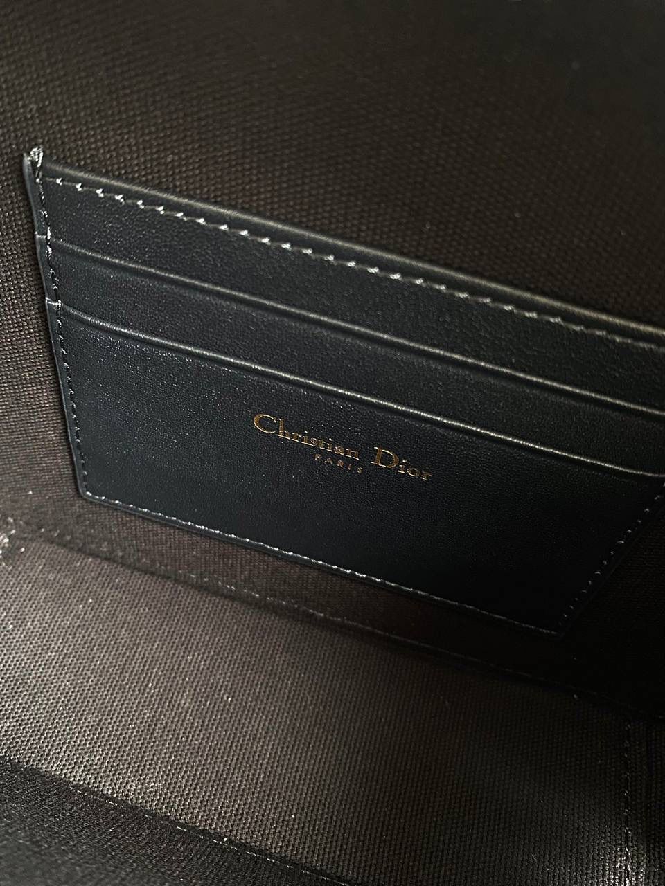 🈶老花蓝 𝗗𝗶𝗼𝗿 𝗰𝗮𝗿𝗼手提相机包，老花款 推荐给所有小包爱好者，超级呆萌 方方正正的箱形，经典帆布老花材质 简单不花哨，可拆卸肩带➕手提带两用 手提真的非常非常好看，多了丝小女人的娇羞感 高级又不失复古，冬天配大衣绝了 18×5×13cm，#7301m