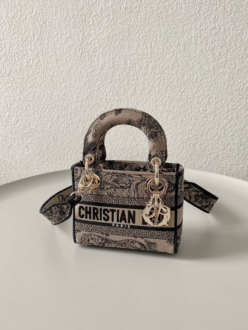 🈶浅咖迷你 ✨𝗖𝗗 𝗟𝗮𝗱𝘆 三格刺绣"丛林老虎" 老虎系列不断推出新的颜色 不得不说冬季的浅咖色系非常好看 温温柔柔，有种复古的法式浪漫风阿 17×15×7cm