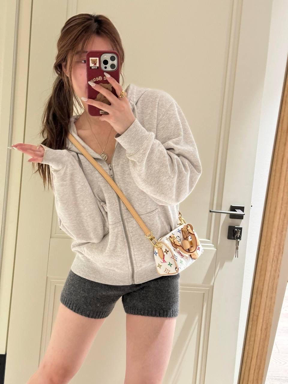 LV村上隆联名白三彩Nano Speedy来啦！姐妹们快看这个神仙包包！👜🌈 白色打底+彩色老花图案，配上祖传小锁头钥匙包，简直是《Mean Girls》千禧辣妹的标配！全新数码印花绝绝子，太阳花和熊猫都像要跳出来，阳光下自带ins滤镜特效！别看它巴掌大，手机口红💄钥匙全塞得下，从此打脸那些说mini包不实用的人！ 尺寸：16-10-7.5cm