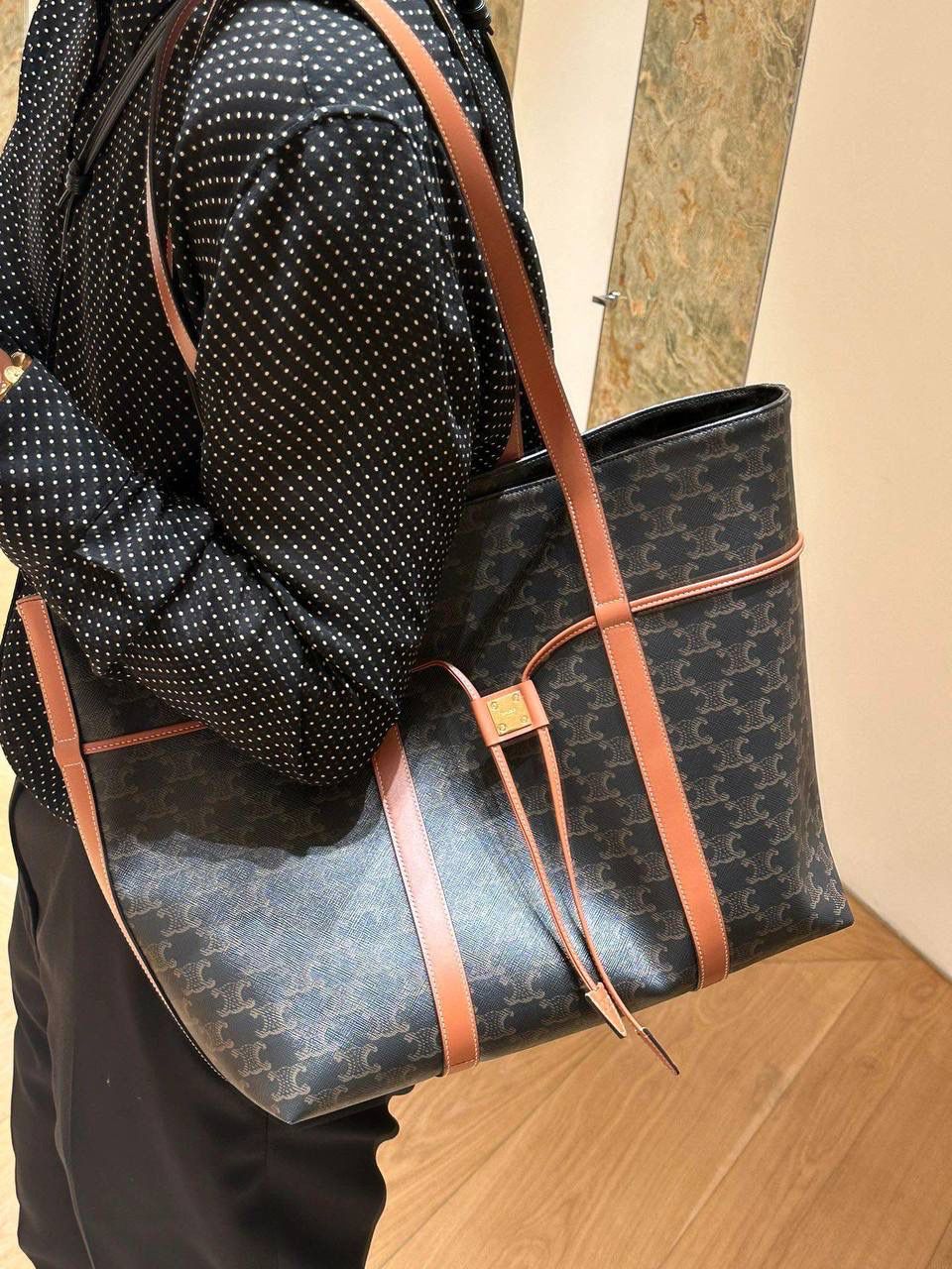 🔥大货实拍图 𝗖𝗘𝗟𝗜𝗡𝗘 ♥ 𝗖𝗔𝗕𝗔𝗦老花抽绳托特 型号：113722 尺寸：34.5*31*16cm 𝑪𝒆𝒍𝒊𝒏𝒆新款购物袋，一款将复古与现代完美融合的精品，凯旋门老花棕色的包身如同经典绽放在当代，每一个棕色皮料点缀都诠释了无与伦比的精致和高级感～