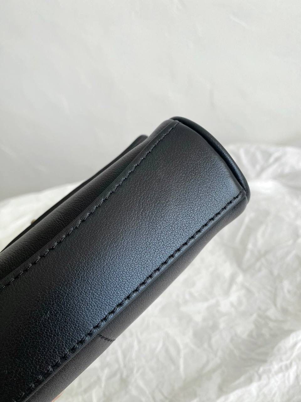 爆款🔥 ba1enciaga rodeo nano 黑色🖤 巨巨巨可爱的小rodeo 有没有拒绝不了包包变成小废包大小的姐妹！ 真的超级无敌cute，尖叫中～～ 但是，我想说的是，人家可不说小废包 它是可以装下iPhone pro的超实用mini bag📱 (plus不行哈🙅🏻‍♂️) 手提着出街就像拎着个小挂件 还有链条肩带可以肩背⛓ 家里有小千金的话 mini包还能和宝贝女儿共享🩷🩷 画面不要太治愈☺️☺️ 必须zp开发的啦，所有细节正确且对版哈！ 16×9.9×4.5cm819429m