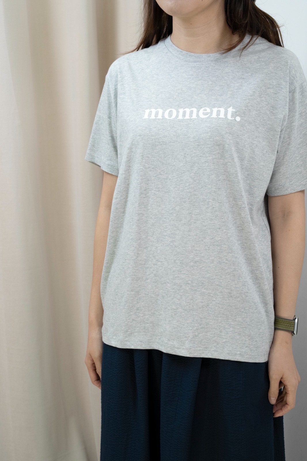 Moment 文字軟彈Tee（淺灰色）