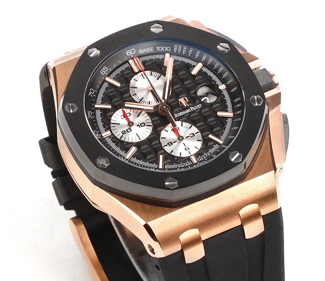 爱彼皇家橡树离岸型横空出世🔥💯引用全新的彩色陶瓷锻造技术，表壳与圈口的选料，不惜重本使用日本进口的氧化锆，无需任何颜料，以超高的压力与超高的温度锻造，形成超高密度的彩色陶瓷，再经过百里挑一，确保每一个成品都与原版毫无色差！CNC级别的打磨，将整一个表壳的边边角角完美处理，即使陶瓷，也做到毫不割手。圈口的拉丝，经过顶级的打磨技术，做到每一丝每一线都毫无断续，每一颗六角螺丝都与表框处在同一平面，拒绝一丝一毫的凸显与凹陷，诠释了何为顶级的复刻工艺！