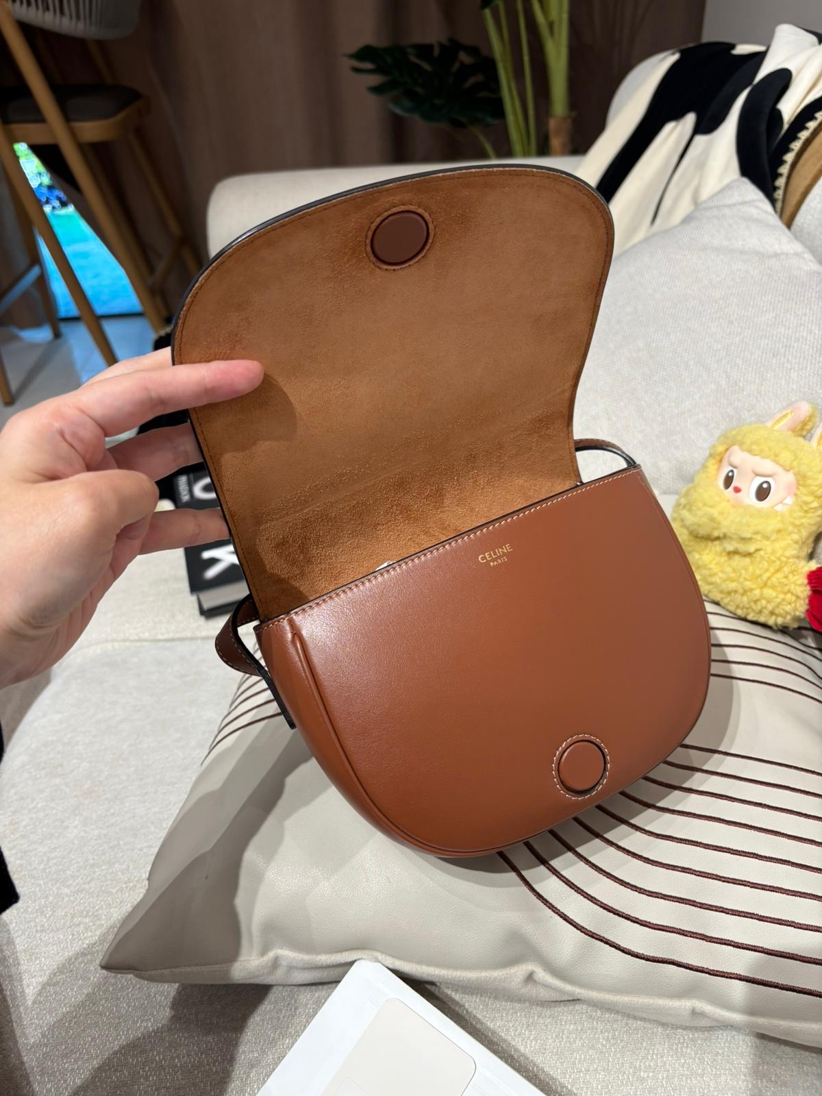 Celine Folco Cuir Triomphe 刺繡凱旋門logo 光滑牛皮革馬鞍包100%Authentic,98%new ✅dust bag ✅booklet   