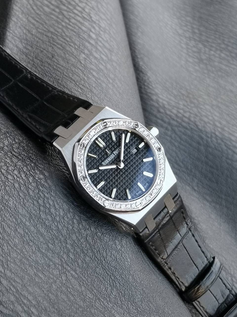 🚀爱彼皇家橡树系列不惜成本镶嵌世界最顶级的120切面施华洛顶级锆石，每一颗都攥刻有swarovski zirconia（用放大镜可看到，行业唯一一家），Swarovski zirconia是全球首款合成立方氧化锆，完全符合首屈一指的国际钻石评级权威GIA在评定钻石切割等级的综合标准，凭借无可比拟的璀璨光芒，可媲美钻石！整体效果已无限接近正品！可谓用心良苦，超高性价比带来的正品即视感为之点赞‼️ SWAROVSKI ZIRCONIA是全球首款合成立方氧化锆完全符合首屈一指的国际钻石评级权威，美国宝石协会(Gemological Institute of America，简称GIA)在评定钻石切割等级的综合标准。