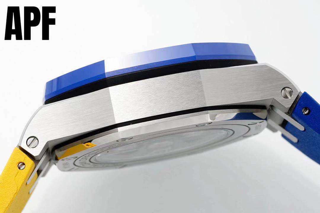 全新升级“夏日爆款”爱彼皇家橡树离岸型26470系列42Mm腕表 秒杀市面上所有版本“封顶之作 杜绝一眼假”在原有的基础上 潜心研发 突破壁垒 “打破原装封锁技术，同步原装独家计时码表款可松动头粒”使上手最大程度贴合手腕，大大提高了佩戴的舒适 同时也杜绝一眼假的尴尬处境。APF厂真正做到从每一个喜欢手⌚️的表友角度考虑 1. 表壳与圈口的选料，使用进口的氧化锆，无需任何颜料，以超高的压力与超高的温度锻造，形成超高密度的彩色陶瓷 2.采用最新CNC级别的打磨技术，将整个表壳的个个角度完美处理，3.每颗六角螺丝都与表框处于同一平面上，不接受一丝一毫的凸显与凹陷，真正诠释了何为顶级复刻艺术 4.表盘以爱彼经典的大格纹为背景，层次分明的方格排列，经过完美打磨，将匠人的工艺体现的淋漓尽致 5.镜面采用双面蓝宝石镜片，天然橡胶皮带，6.机芯采用原装3126的计时机芯，十二位的小秒，6点钟位和九点位的12小时计时与30分钟计时，完美的还原了原版的所有功能，每块手表APF厂都经过人工QC确保机芯的稳定性，真正做到无可挑剔欢迎各位 表友鉴赏🔥‼️