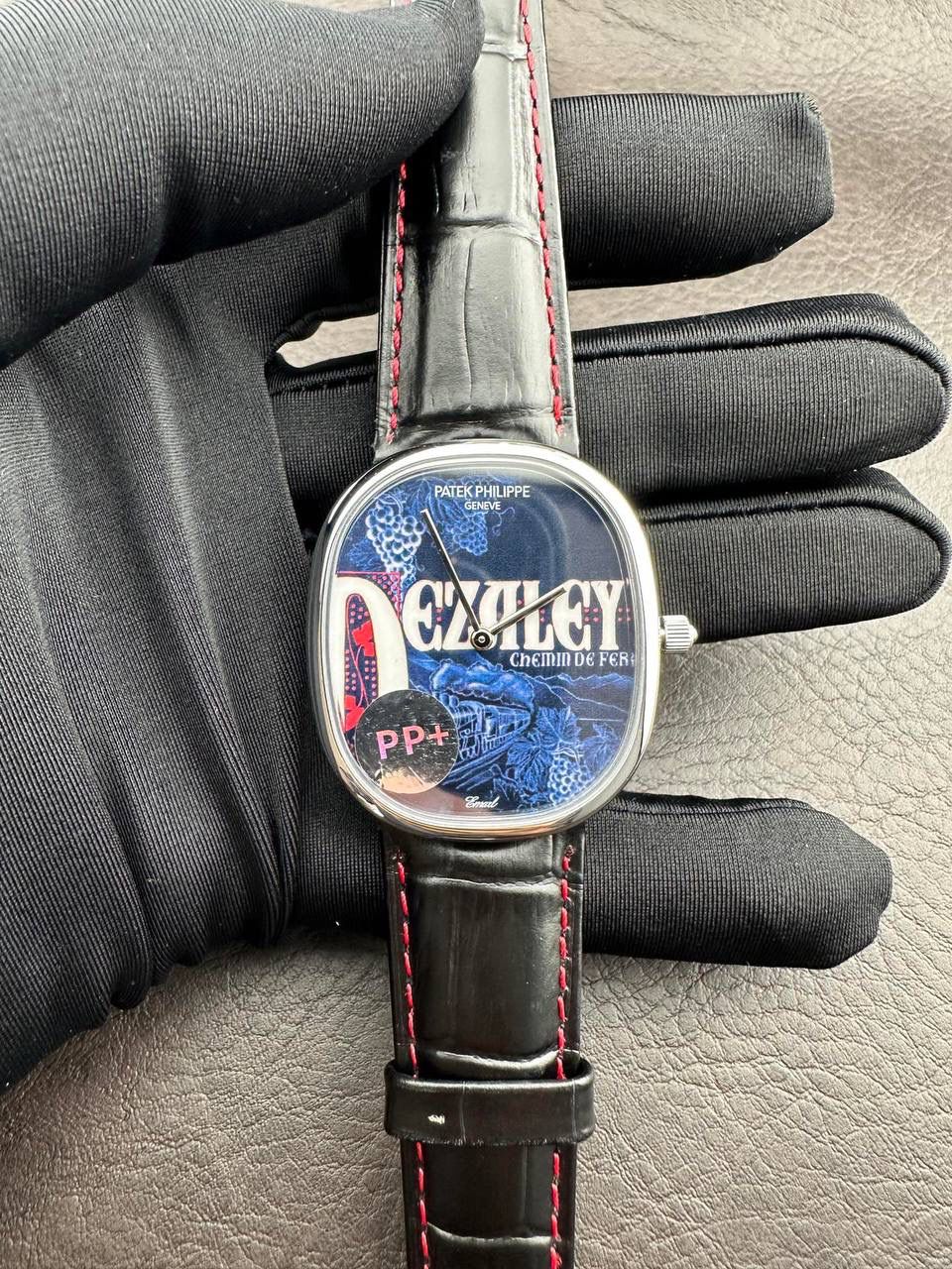 PP➕ Factory2025新品首发｜百达5738系列 68克配重版 复刻经典，更胜经典——GOLDEN ELLIPSE 黄金椭圆腕表重磅登场！ ✅ 黄金分割美学重塑：遵循1:1.6181经典比例，34.5MM×39.5MM椭圆表径搭配7.7MM纤薄厚度，复刻古典韵味与佩戴舒适度。 ✅ 316L精钢表壳：介于圆形与矩形之间的别致椭圆轮廓，还原原版线条张力，质感细腻出众。 ✅ 3D立体云贝母表盘：专属浮雕打印工艺，折射神秘深邃光泽，告别市面暗淡平庸款，上手自带高光。 ✅ 定制进口小牛皮表带：21X16尺寸对版原配，搭配同型椭圆表扣，与表壳设计遥相呼应，贴合手腕更显格调。 ✅ 9015精准机芯：走时稳定精准，兼顾实用性与耐用性，日常佩戴无压力。 PP➕不做“远观款”，只为呈现最接近原版的真实佩戴体验——从细节质感 to 上手触感，每一处都经得起近距离审视，让经典韵味在腕间完美延续！