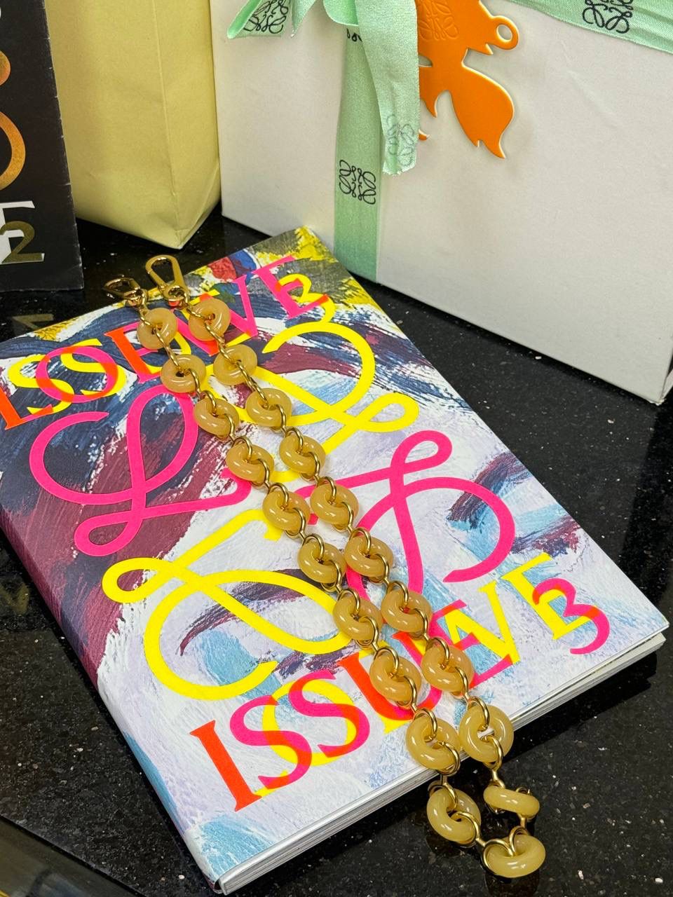 玉饰⛓️链条肩带（黄色） 尺寸：68×1.6×0.5cm 编码：182323 秀场甜甜圈链条同系肩带，进一步突出了手袋的造型高，引入了鲜明活泼的精神态度😉。