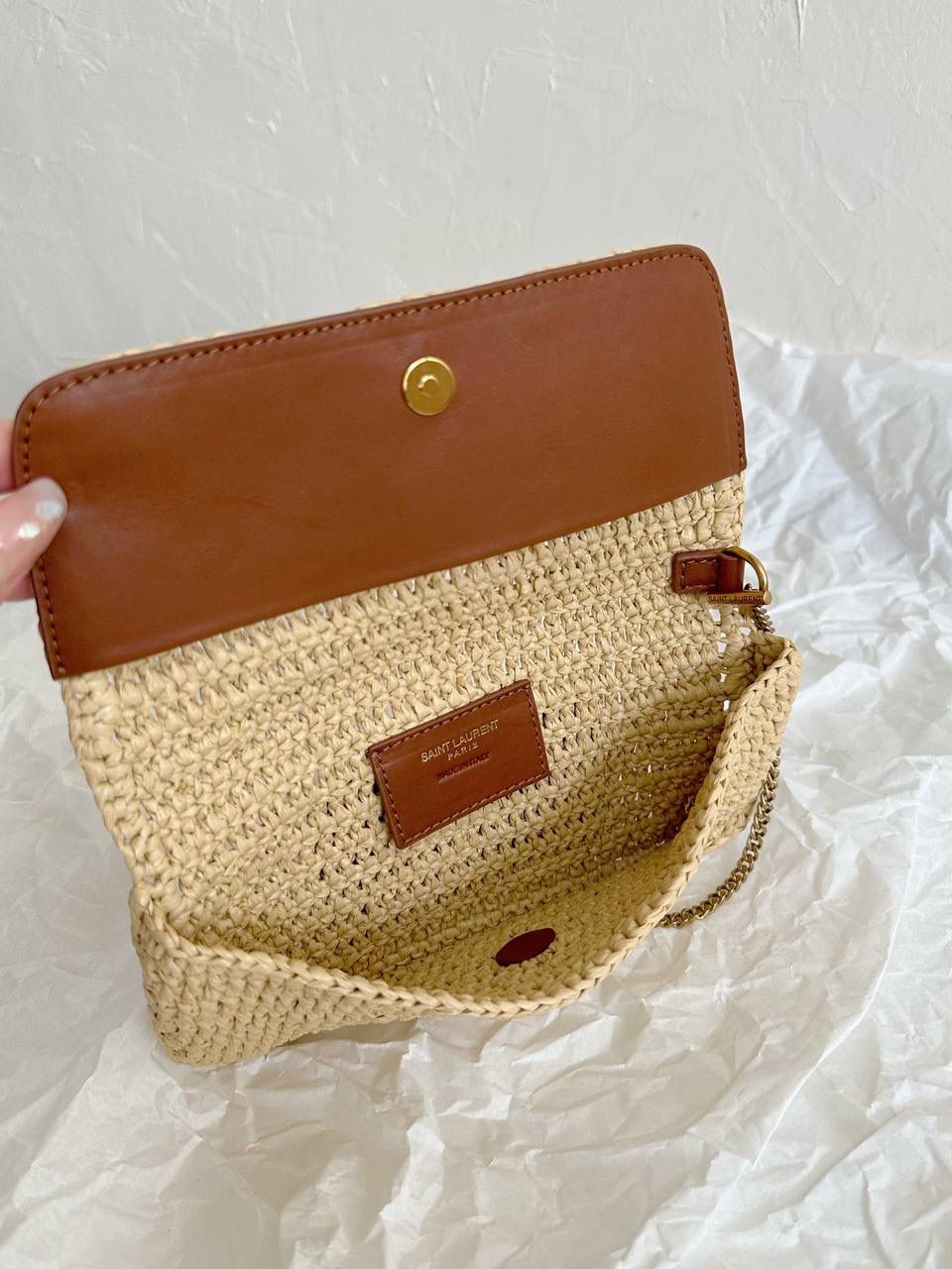 ⏰即将到货 ys1 icare拉菲草编包🏖️ 这只包的全皮款本来就特别好看 把它改成草编包真的太明智了 一个秋冬背，一个春夏背 这只草编包完全满足了喜欢背大包的姐妹的需求 其他草编包啊，几乎都是菜篮子的形状 说实话，菜篮子做大了真的不太好看，也不好背 草编icare的出现真的大大满足了 又美又好背☺️🏖️☀️ 这只包是师傅一针一针勾出来的 所以产量不会多，出货时间也慢 除了出货难出货慢，真的没有缺点 先下单先安排咯～ 55×43×5cm772191m