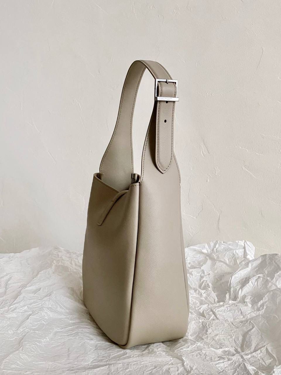 【已更新最新细节⚠️】 ys1 hobo bag腋下包海盐色(银扣)🦙 大爆款🔥我和你们说，这只包看着普普通通 但是上身是真的很好看！ 第一次看到他们家有这种慵懒的腋下包 整个包都是柔软的原厂胎牛皮 又轻容量又大，真的很～～好背 这只包的灵魂在于圆滚滚中又有型 市场很多做得太挺括硬朗，那种货打咩啊❌ ZP开发⚠️全套包装哦～ 23×22×8.5cm713938m