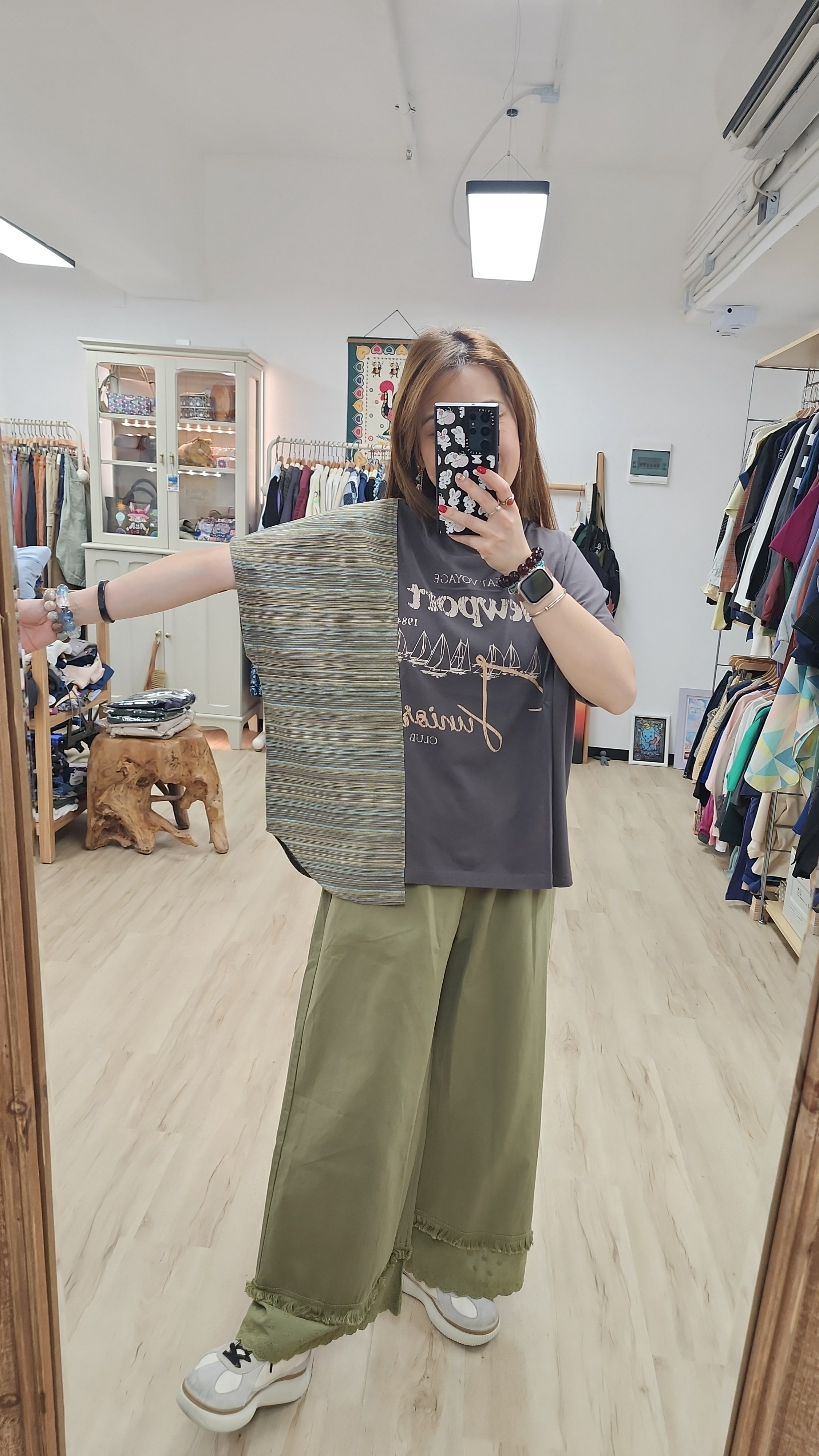 日牌炭灰拼布綠橫間印圖Tee