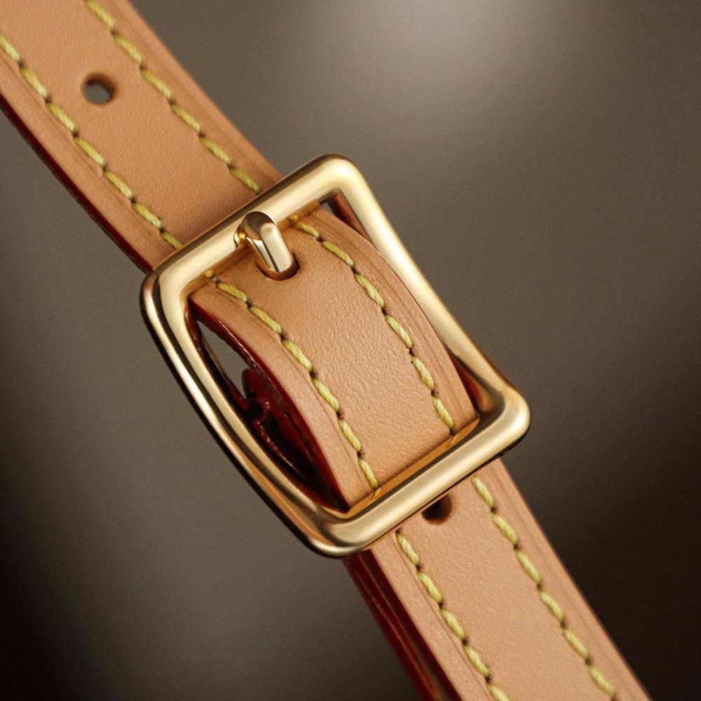 𝐂𝐀𝐑𝐑𝐘𝐀𝐋𝐋 𝐁𝐁芯片菱形跳动码系列🎀 延续了爆款𝑪𝒂𝒓𝒓𝒚𝒂𝒍𝒍家族系列， 再次新出大宠儿爆款𝑪𝒂𝒓𝒓𝒚𝒂𝒍𝒍 𝒃𝒃系列，真的是太太太好看了！ 上市的第一天直接处于断货王c位，🔥‼️ 华丽的外形体现出了高贵的气质，全新的设计不仅时尚且实用性超强！ 休闲随性慵懒风，颜值直接封神，作为日常通勤包都是绝佳的选择！👍💯 五金材质：厚镀纯钢𝟐𝟒𝒌五金 皮料材质：法国原厂皮面料【芯片版】 尺寸详情：𝟏𝟕*𝟏𝟎*𝟐𝟔𝐜𝐦