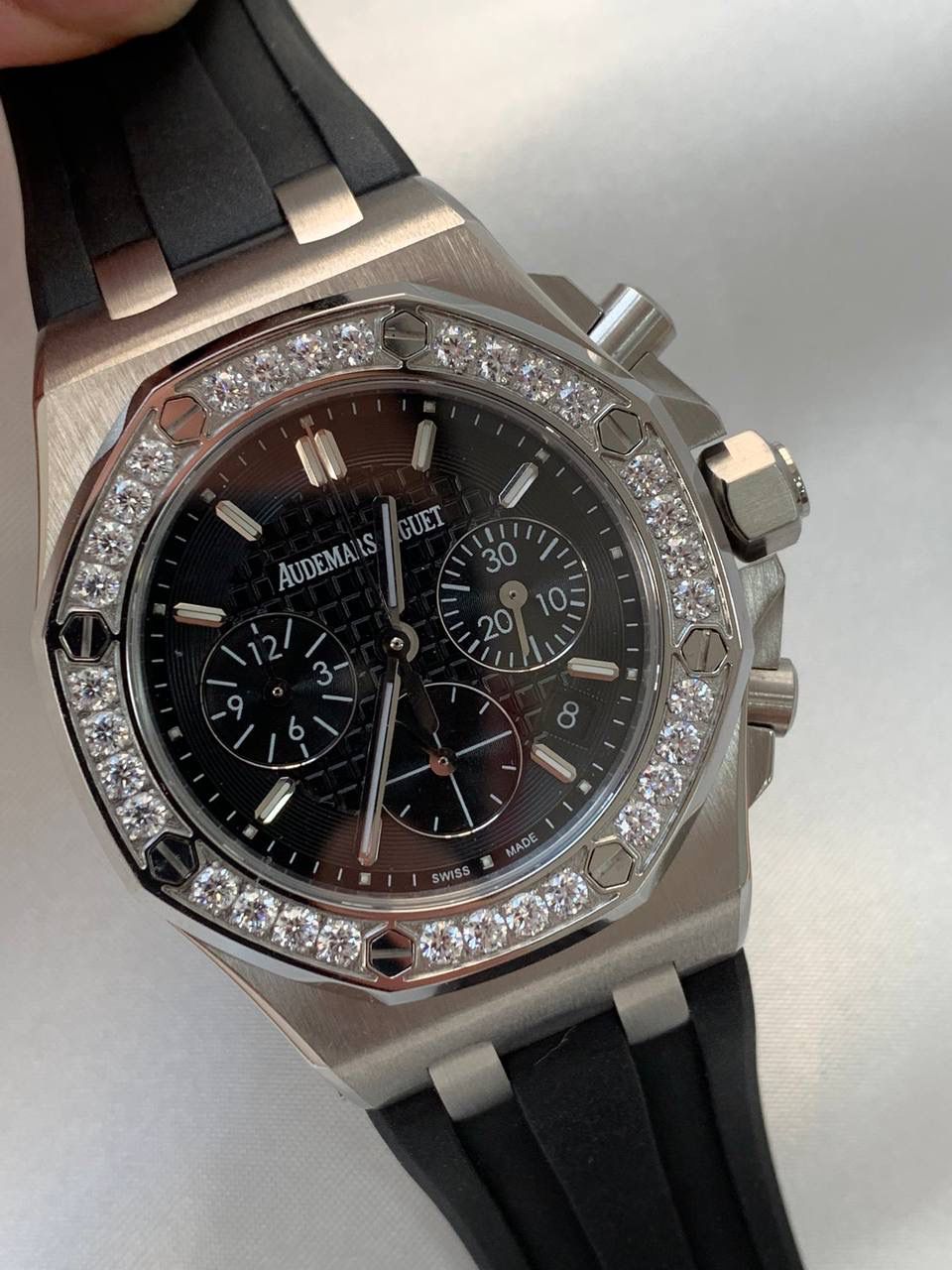 爱彼女款、小红书爆款，喜欢大表盘的女生、必备款，表盘37MM、蓝宝石防刮花玻璃，316精钢表壳、纯手工镶嵌32颗莫桑钻、搭配瑞士多功能石英机芯精准走时，表带采用进口橡胶工艺，佩戴舒适不过敏、折叠扣设计，佩戴便捷，数量有限，先到先得，多种色系，穿搭任选！