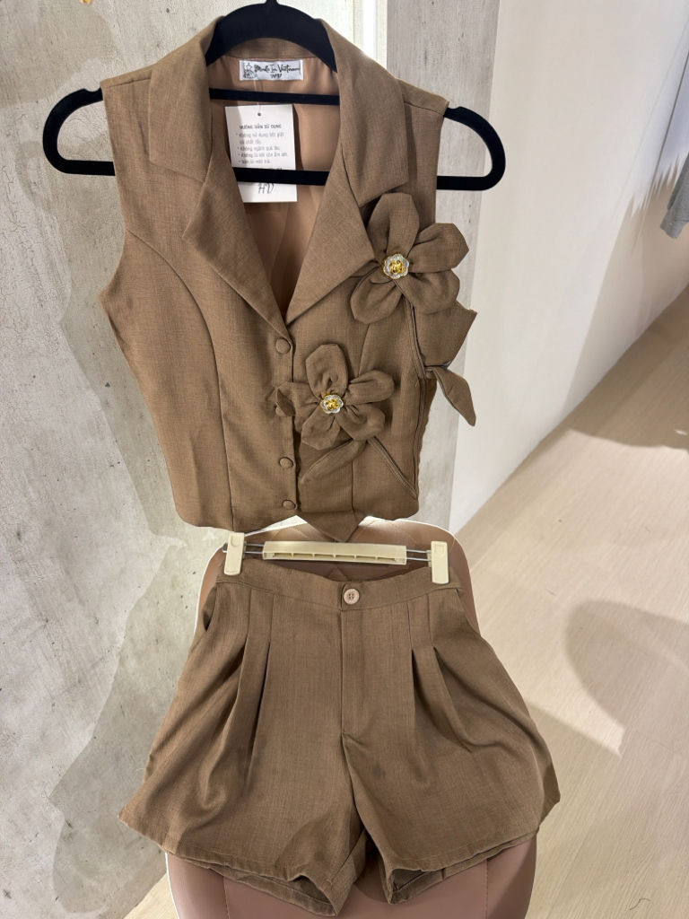 花卉裝飾西装上衣和短褲套裝