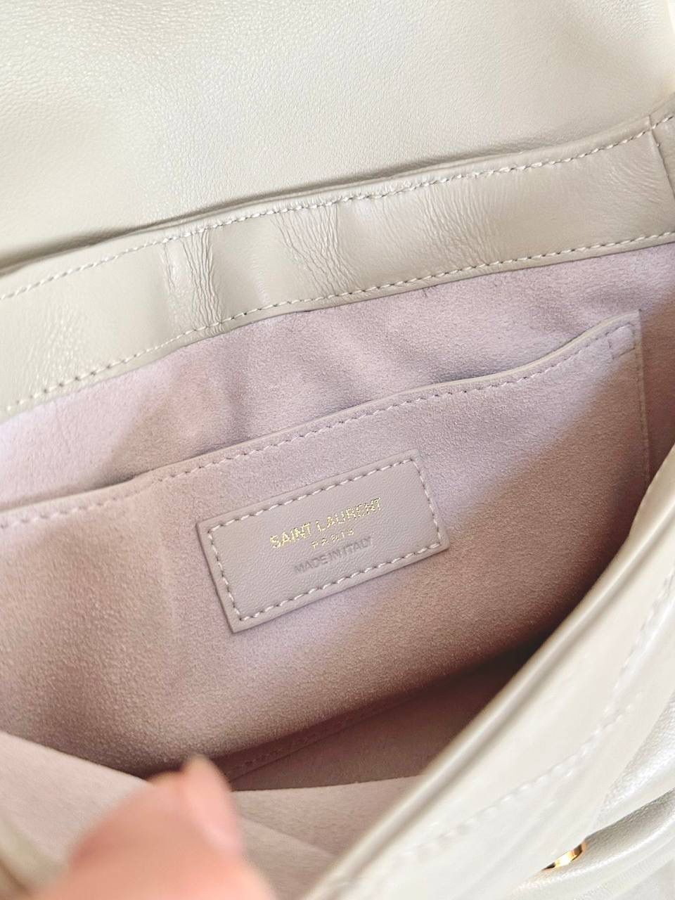 ys1 le57绗缝菱格羊皮腋下包白色🤍 这么多腋下包中最火之一！ 它优雅又复古，而且显得很有女人味 slp的设计师是懂女生的 小羊皮软软蓬蓬的，好像棉花糖 我真的很爱这种软乎乎手感的包儿 特别是冬天，摸着很治愈～ ZP开发➕原厂羊皮➕全铜五金⚠️ 爆款细节一定要正确❗️ 24×18×5.5cm691450m