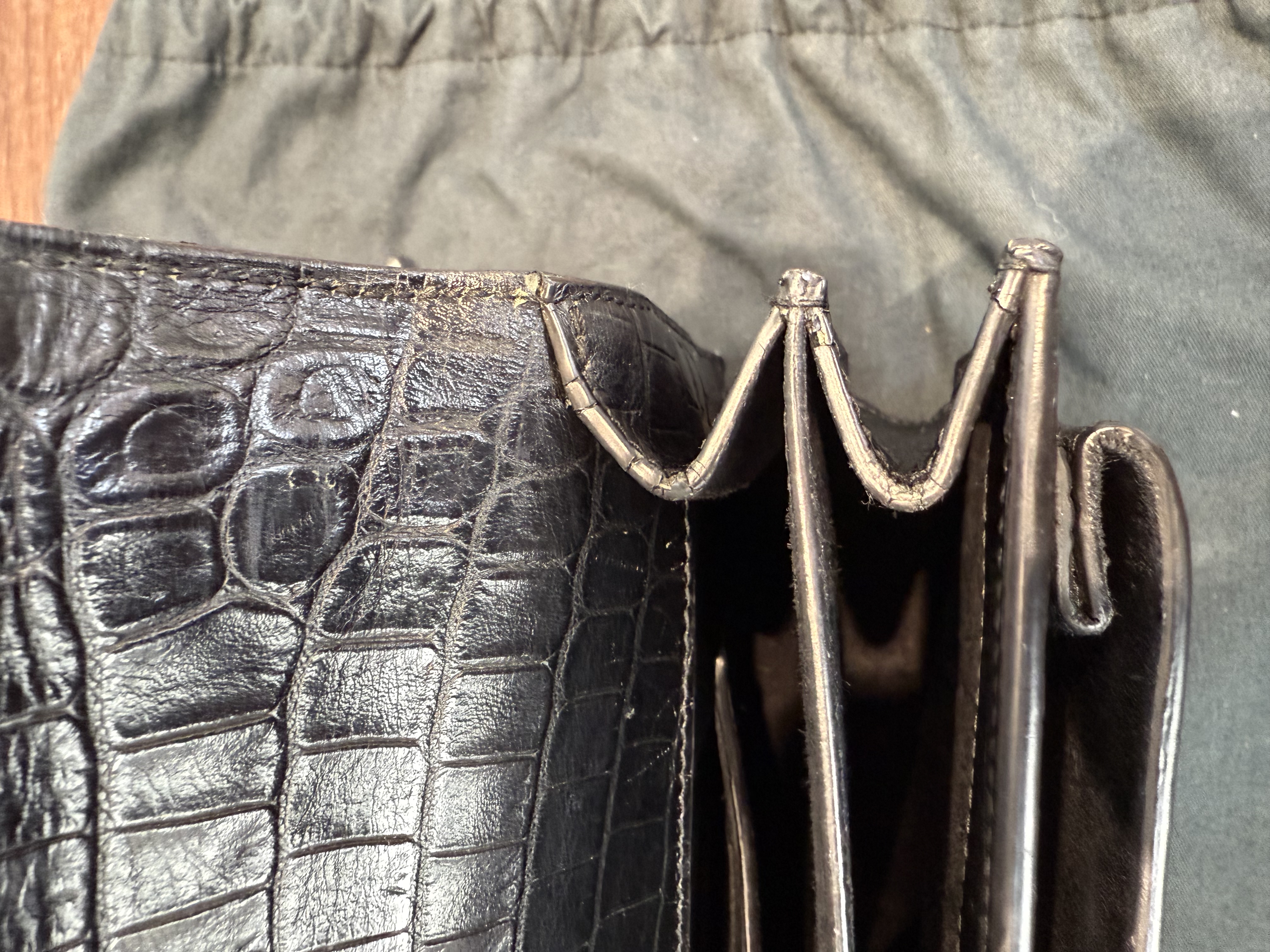 YSL日落包鰐魚壓紋銀Logo鏈條斜孭包