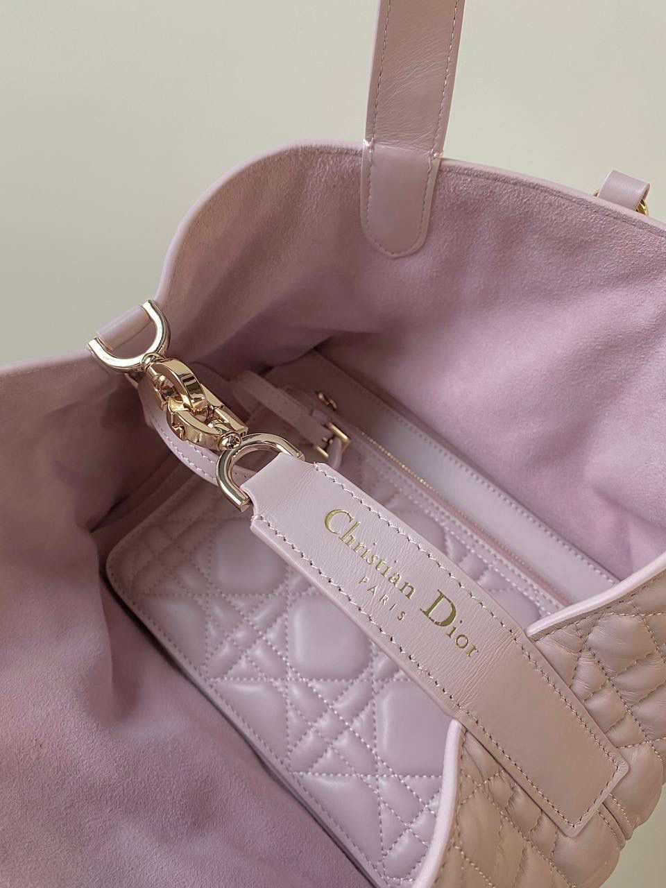 🈶淡粉小号 𝗗𝗜𝗢𝗥 𝗧𝗼𝘂𝗷𝗼𝘂𝗿𝘀手袋，大爆款 说是粉色但也有点偏淡淡的粉紫色～ 很特别又美貌的颜色，看过实物的都知道图片展示的远远不够！拿手上才是真的会一眼爱上 它的适配度很高，谁便搭配一套Look都可以洋溢出可爱甜美气息， 目前超级限量，能买到就是赚到了！ 23×15×15cm，#m1292m