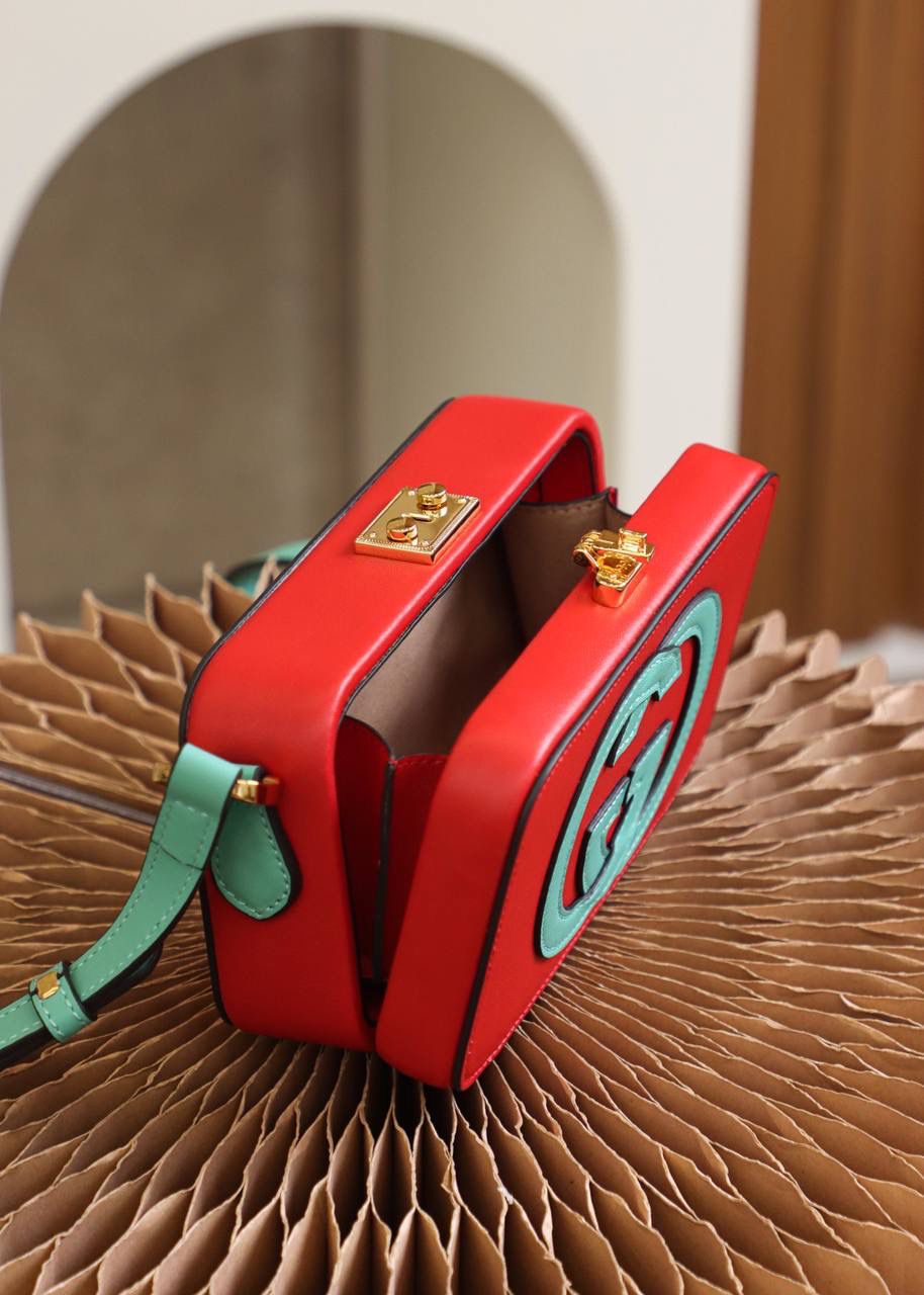 ▪️ 𝙂𝙂盒子包 高级感撞色设计#658230#▪️ ✔️尺寸：17*10*5.5cm 小古新品𝙂𝙂撞色设计盒子包， 这一届的新品太让人眼前一亮了， 撞色的设计搭配盒子包造型， 自带可爱少女气息，竟然附带一丝复古元素！ 盒子包造型搭配经典的𝙋𝙖𝙙𝙡𝙤𝙘𝙠系列锁扣， 可爱的元素搭配经典的搭配融合得恰好！🌈 爱了，双𝙂增添了当代时尚格调！