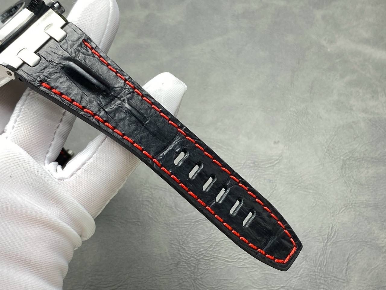 🚀爱彼 皇家橡树离岸型26400/26238/26470系列正式登场！款式最全，做工最好的爱彼计时款腕表来了，有做工好的顶级货，廉价的小厂货就别去考虑了！💯 1，机芯采用12位小秒的定制版3126计时机芯，完美还原原版所有功能。经过精密打磨，大大加强了其稳定性。 2，其中碳纤维系列表壳采用全新碳纤维复合材料——「Carbon TPT® B.4」打造，这种高科技材料比常规 Carbon TPT® 密度提高4%，纤维硬度提升15%，树脂强度提升30%，材料结构经过各项异性优化，保持轻盈同时无比坚韧，提供迄今最强的抗冲击性能。 3，字面颜色均采用目前最先进电镀技术，非几年前的简单喷漆技术。每一个巧克力格纹装饰，通过CNC级别打磨，无限接近原版。 4，同步原版搭载微微活动头粒，胶带采用进口氟橡胶材质，皮带采用美洲鳄鱼皮材质，更加耐磨耐造。